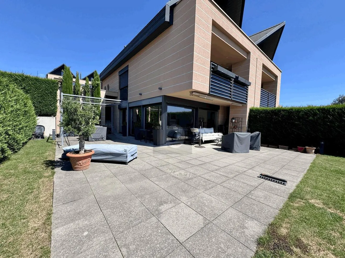 MODERNE VILLA MIT PRÄCHTIGEM SEEBLICK - Foto 1 von 6