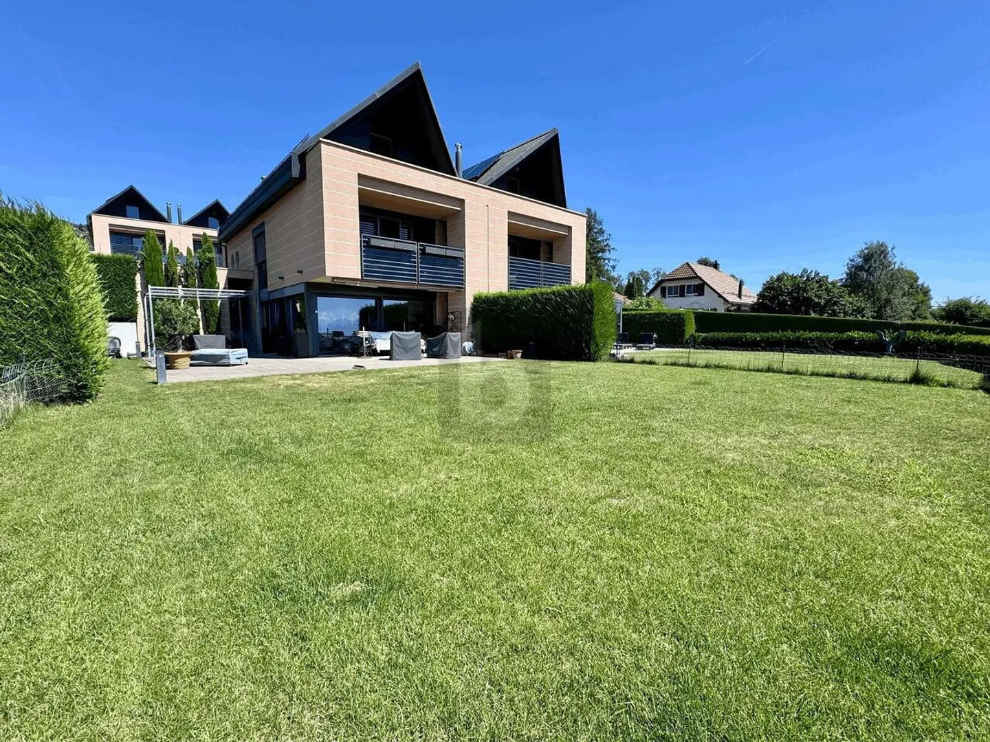 MODERNE VILLA MIT PRÄCHTIGEM SEEBLICK - Foto 2 von 6