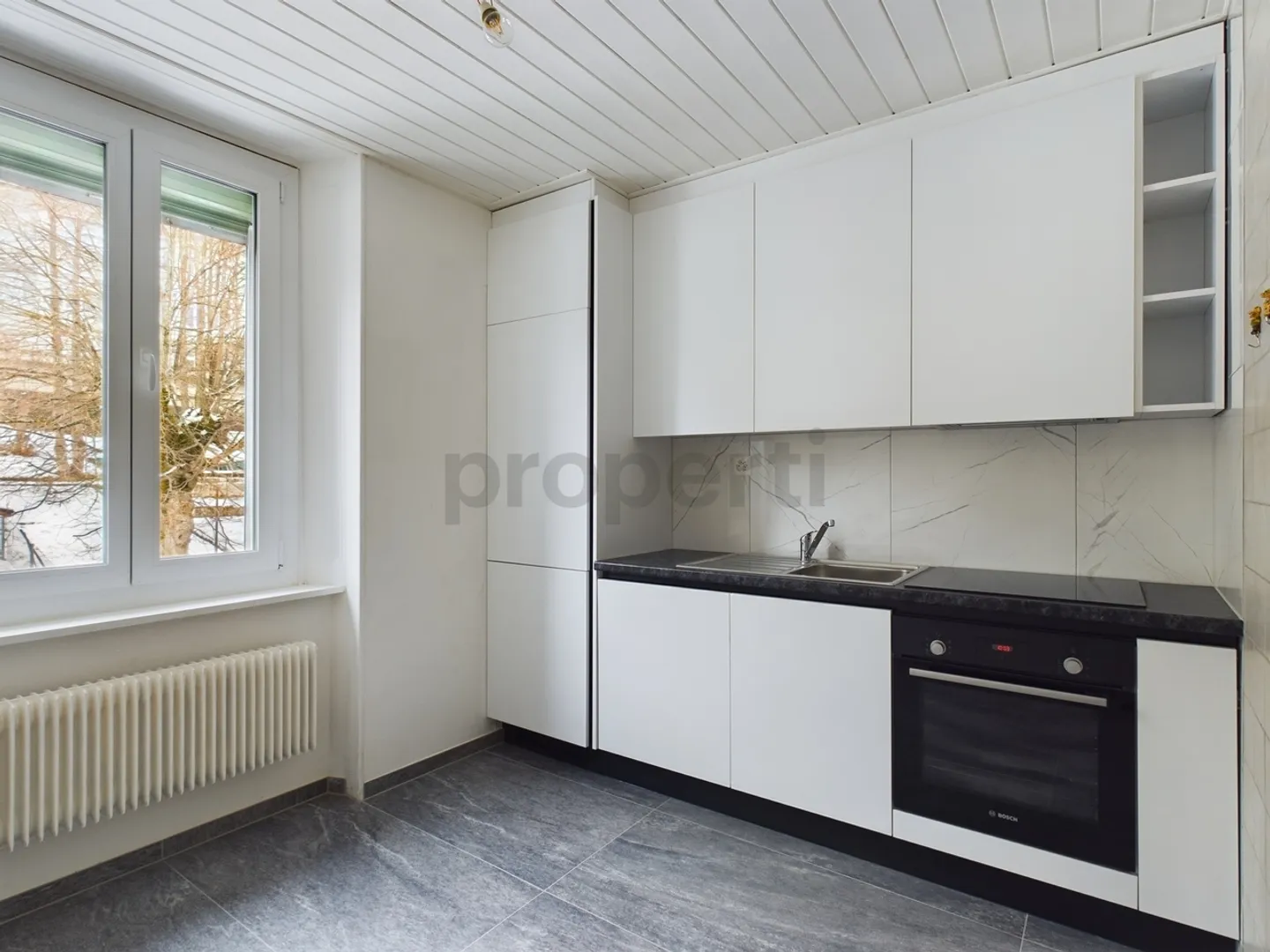 Appartamento 4.5 stanze appena ristrutturato a Tramelan con vista montagna e posizione ideale! - Foto 2 di 9