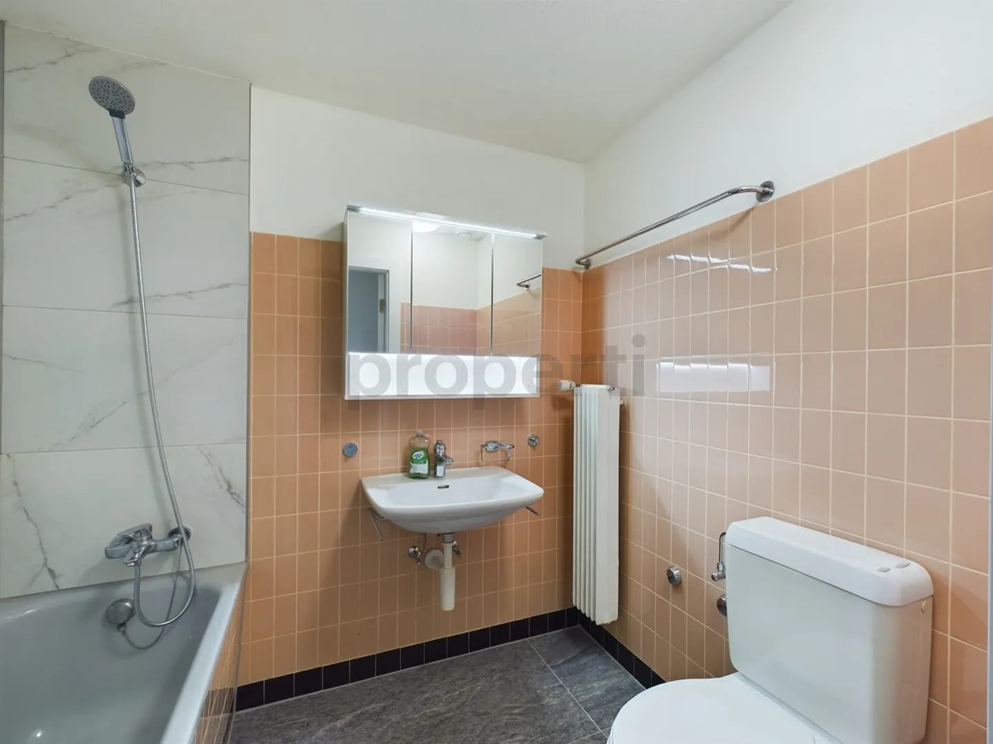Appartamento 4.5 stanze appena ristrutturato a Tramelan con vista montagna e posizione ideale! - Foto 7 di 9
