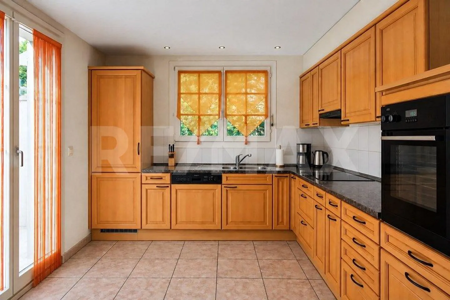 5½ Room Single-Family House with Garage, Stable and Vaulted Cellar - with... - Photo 3 of 13