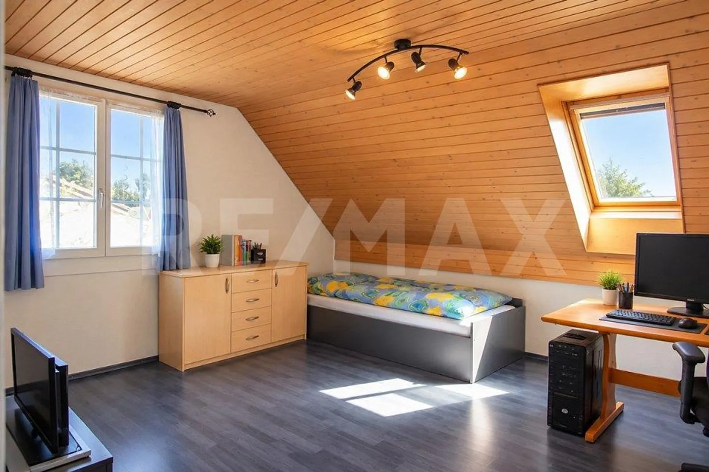 5½ Room Single-Family House with Garage, Stable and Vaulted Cellar - with... - Photo 6 of 13