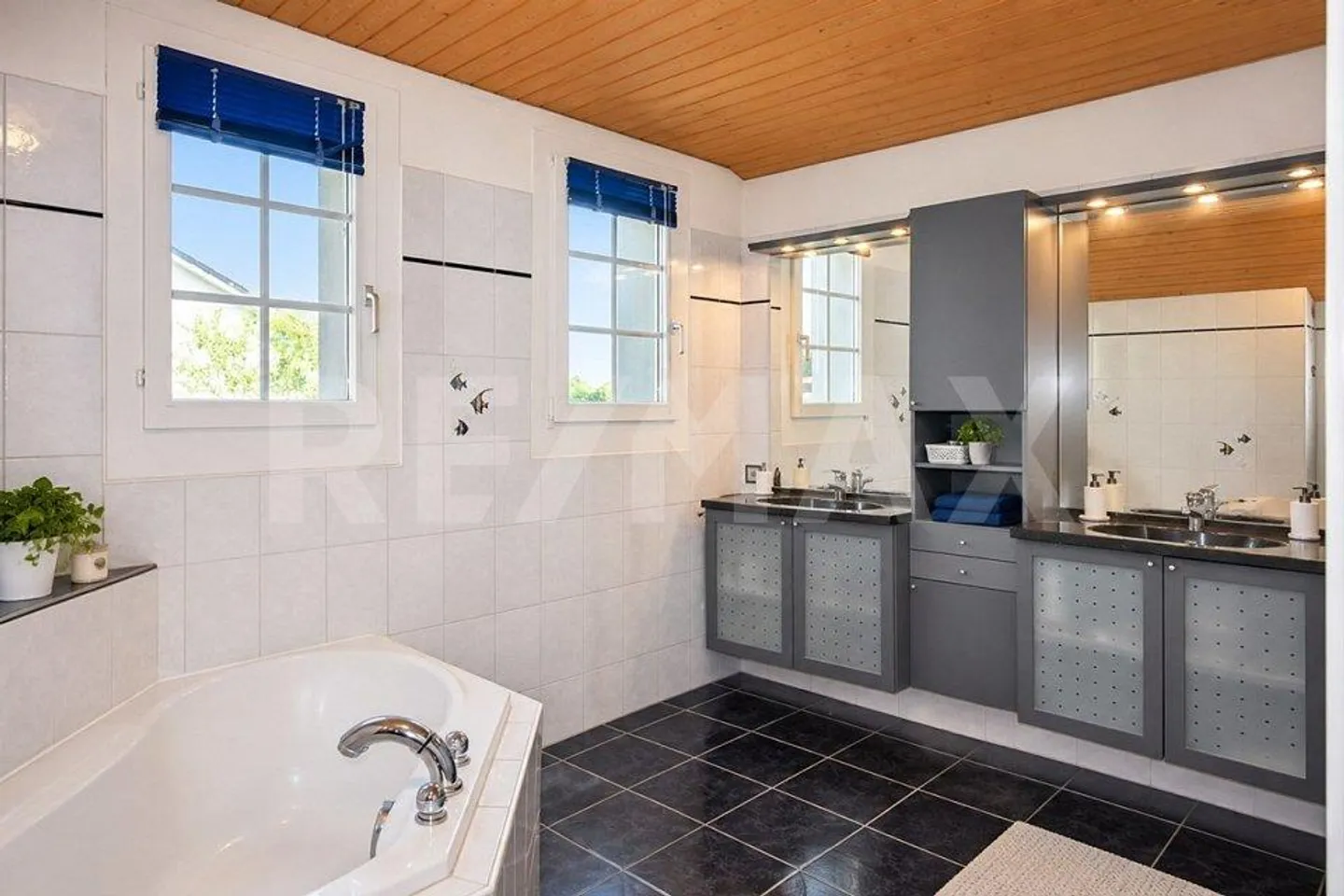5½ Room Single-Family House with Garage, Stable and Vaulted Cellar - with... - Photo 8 of 13
