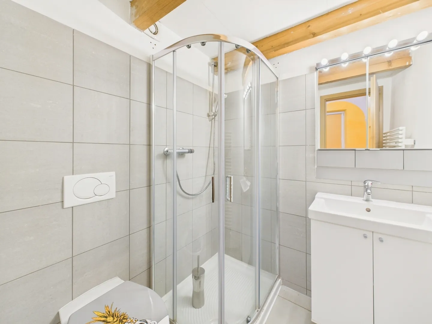 Superbe maison rénovée dans le noyau de Melide avec 4,5 pièces - Photo 11 sur 13