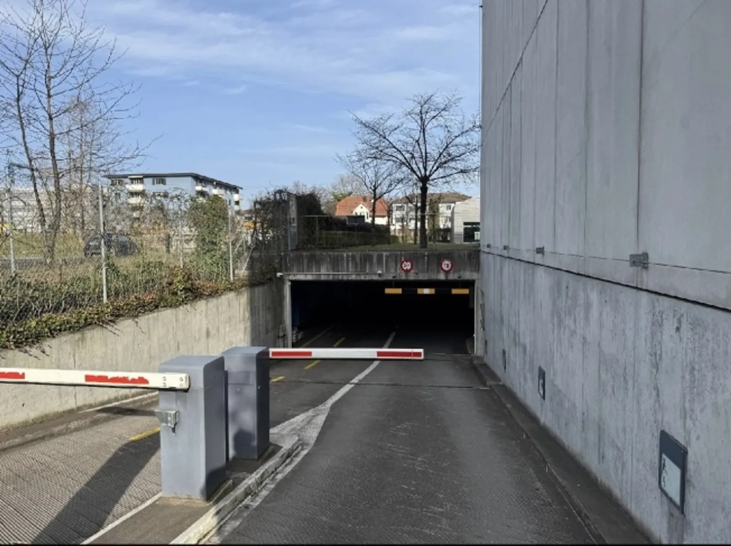 POSTI AUTO IN GARAGE A ADLISWIL, ZURIGO / DA 1.- CHF/H / DA 160.- CHF/MESE - Foto 1 di 1