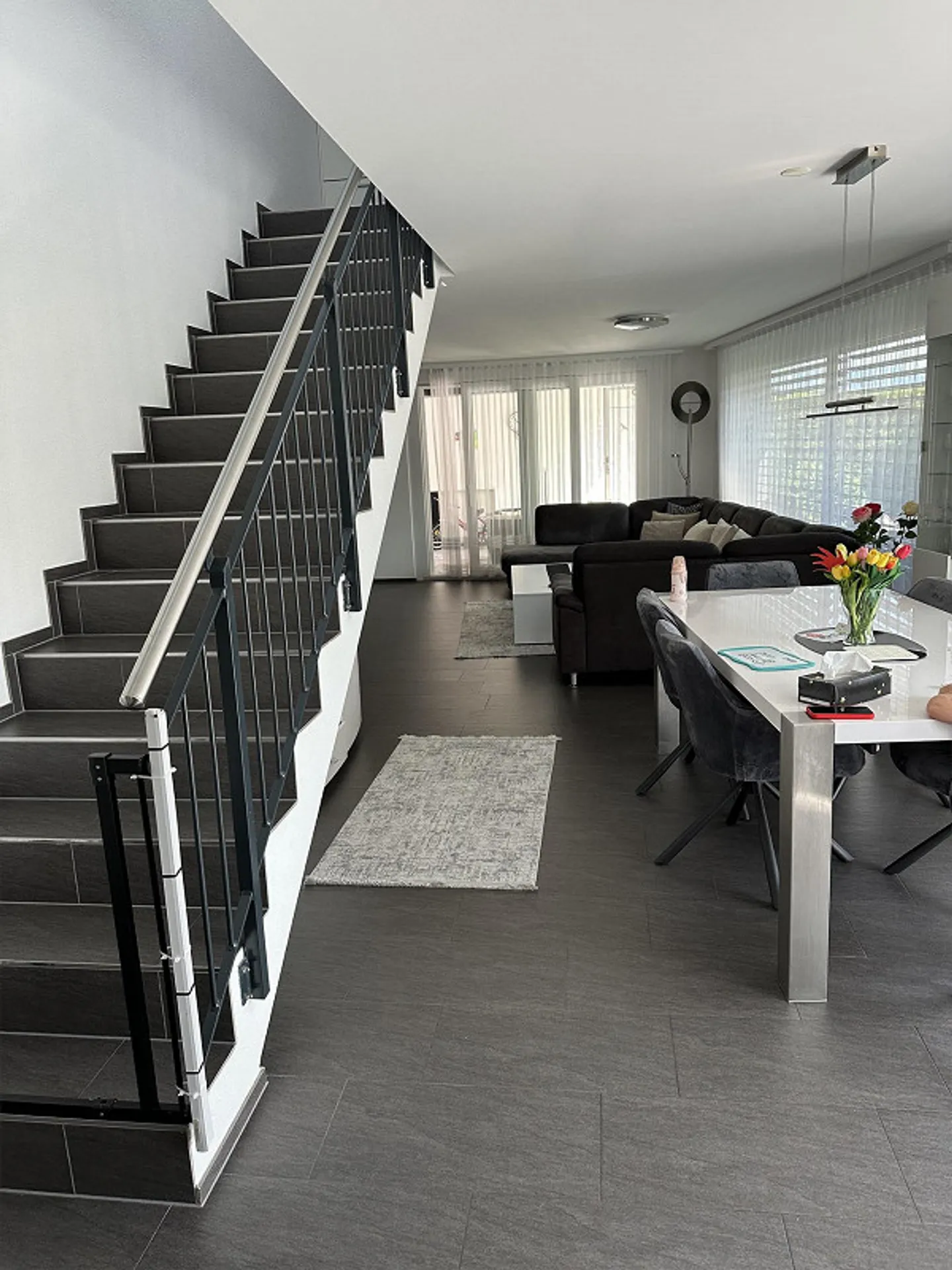 Spacious 5.5-room single-family house with garden & large terrace - Photo 3 of 24