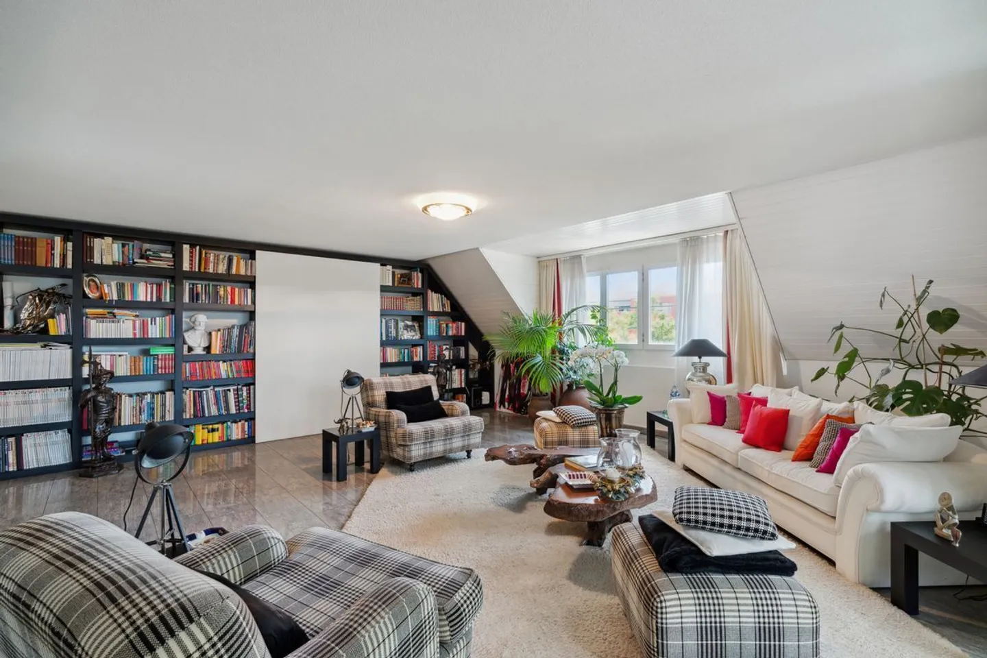 Exclusive Penthouse Duplex with 267m2 in Volketswil with 84m2 Studio on the Ground Floor - Photo 2 of 11