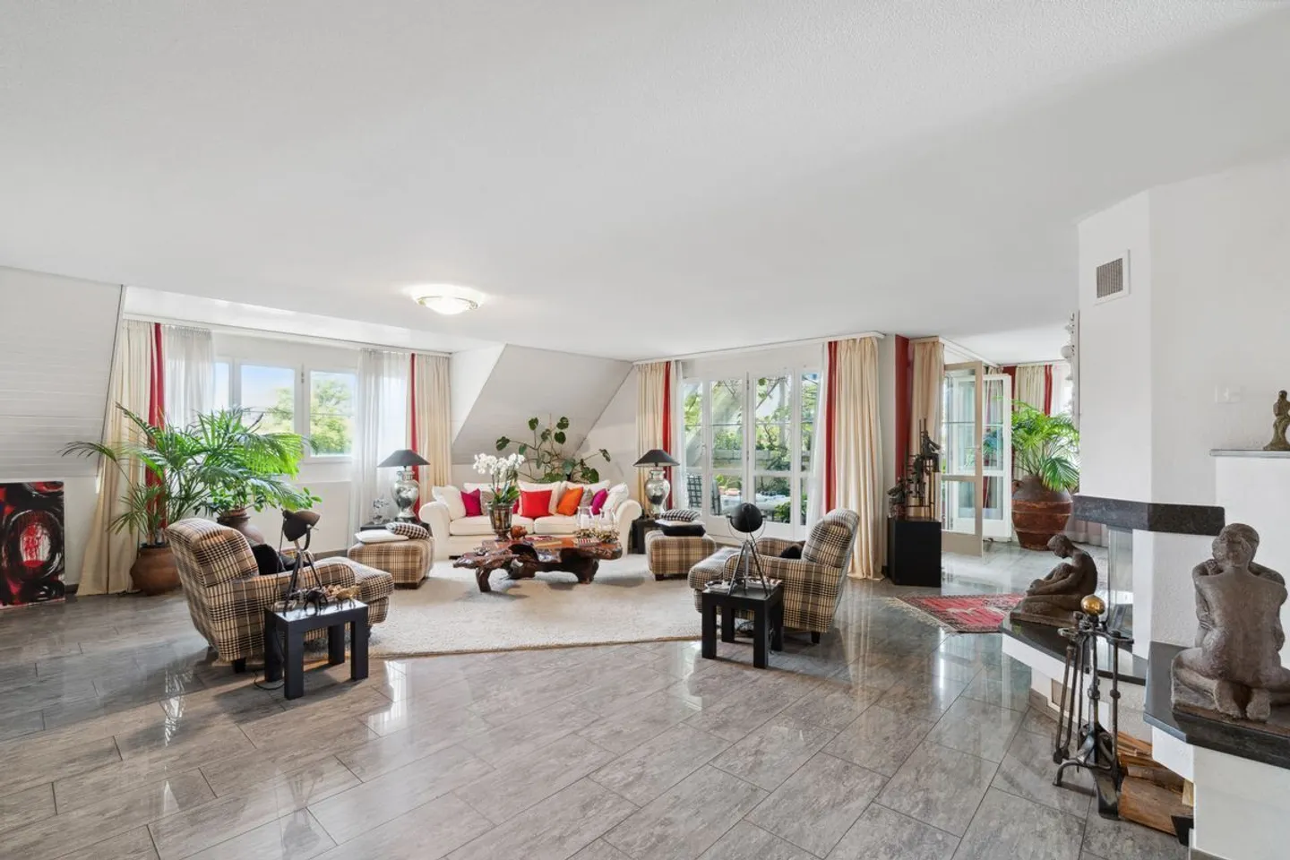 Exclusive Penthouse Duplex with 267m2 in Volketswil with 84m2 Studio on the Ground Floor - Photo 1 of 11