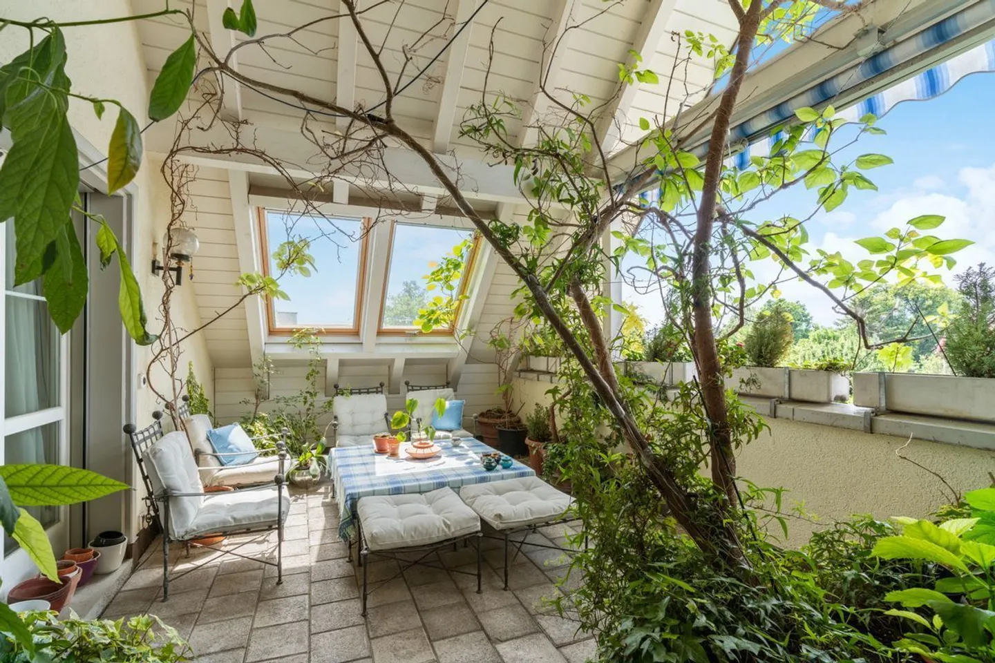 Exclusive Penthouse Duplex with 267m2 in Volketswil with 84m2 Studio on the Ground Floor - Photo 10 of 11