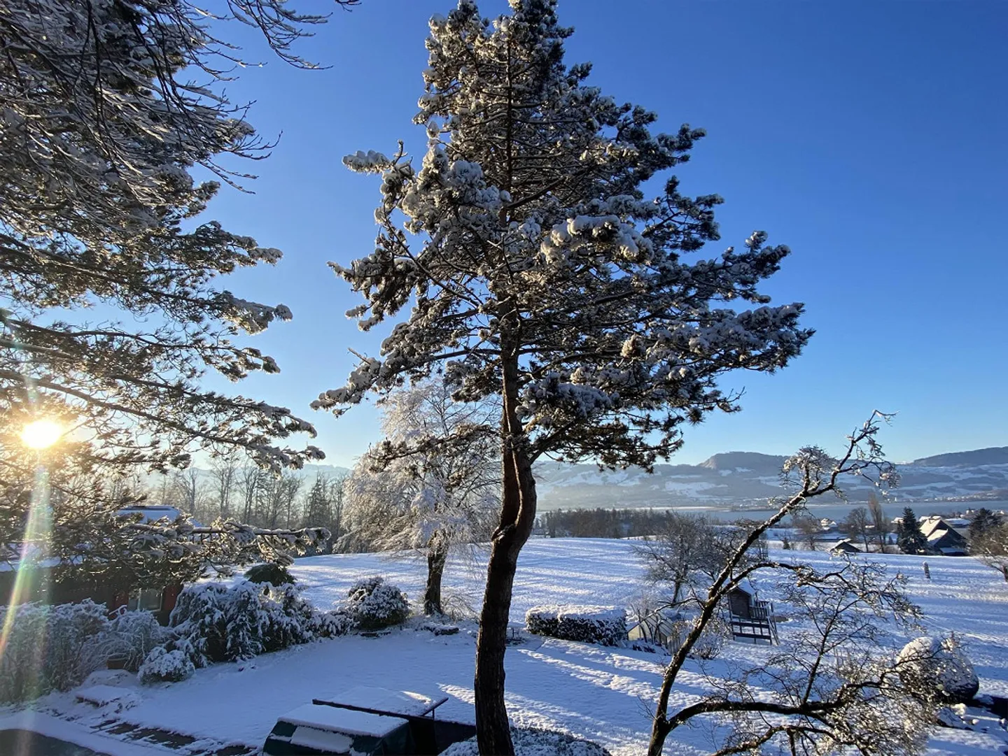 Idyllisches Landhaus mit Aussicht über See und Berge - Foto 14 von 17