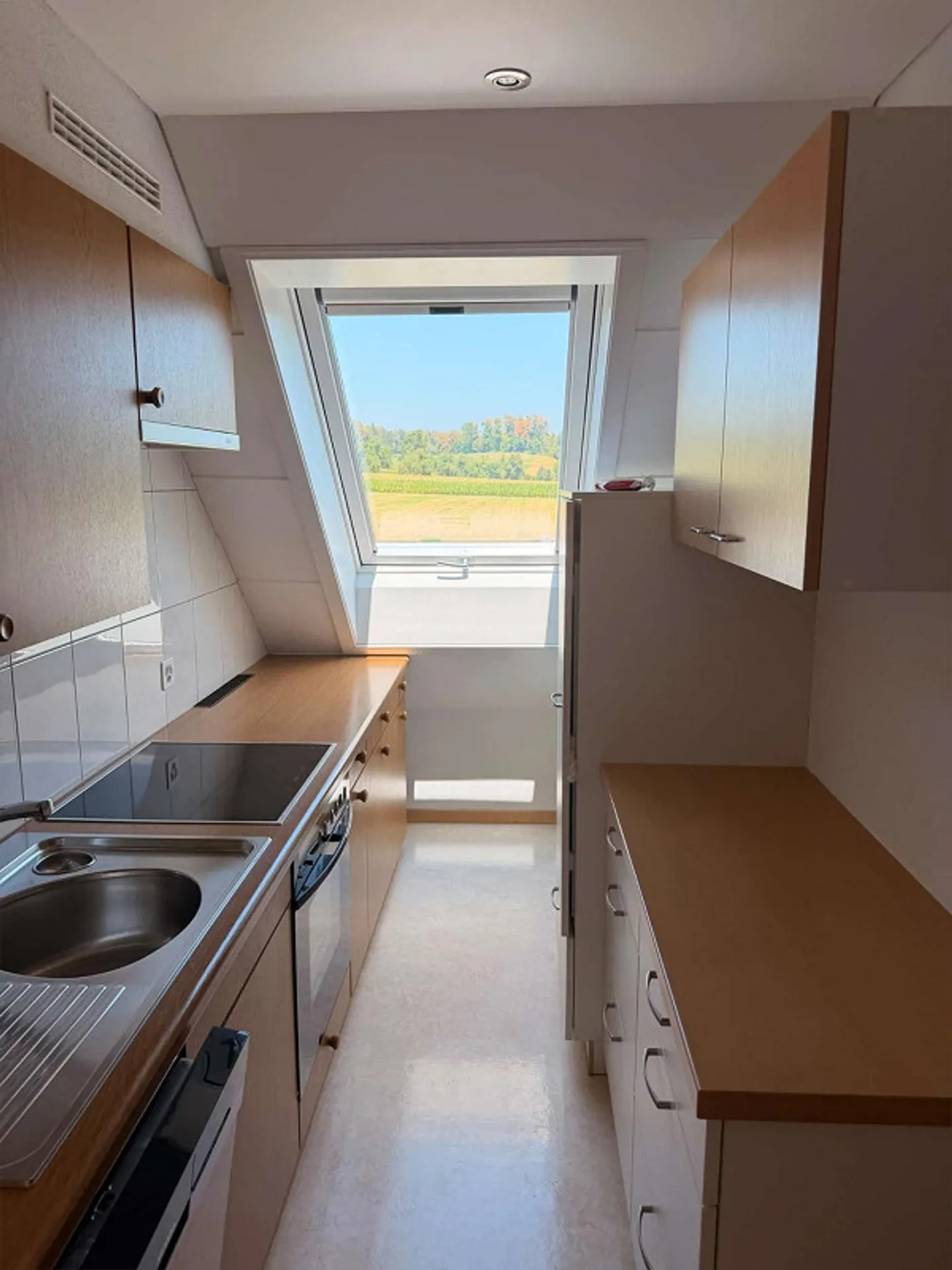 Freshly renovated 3-room penthouse in a quiet location - Photo 1 of 12