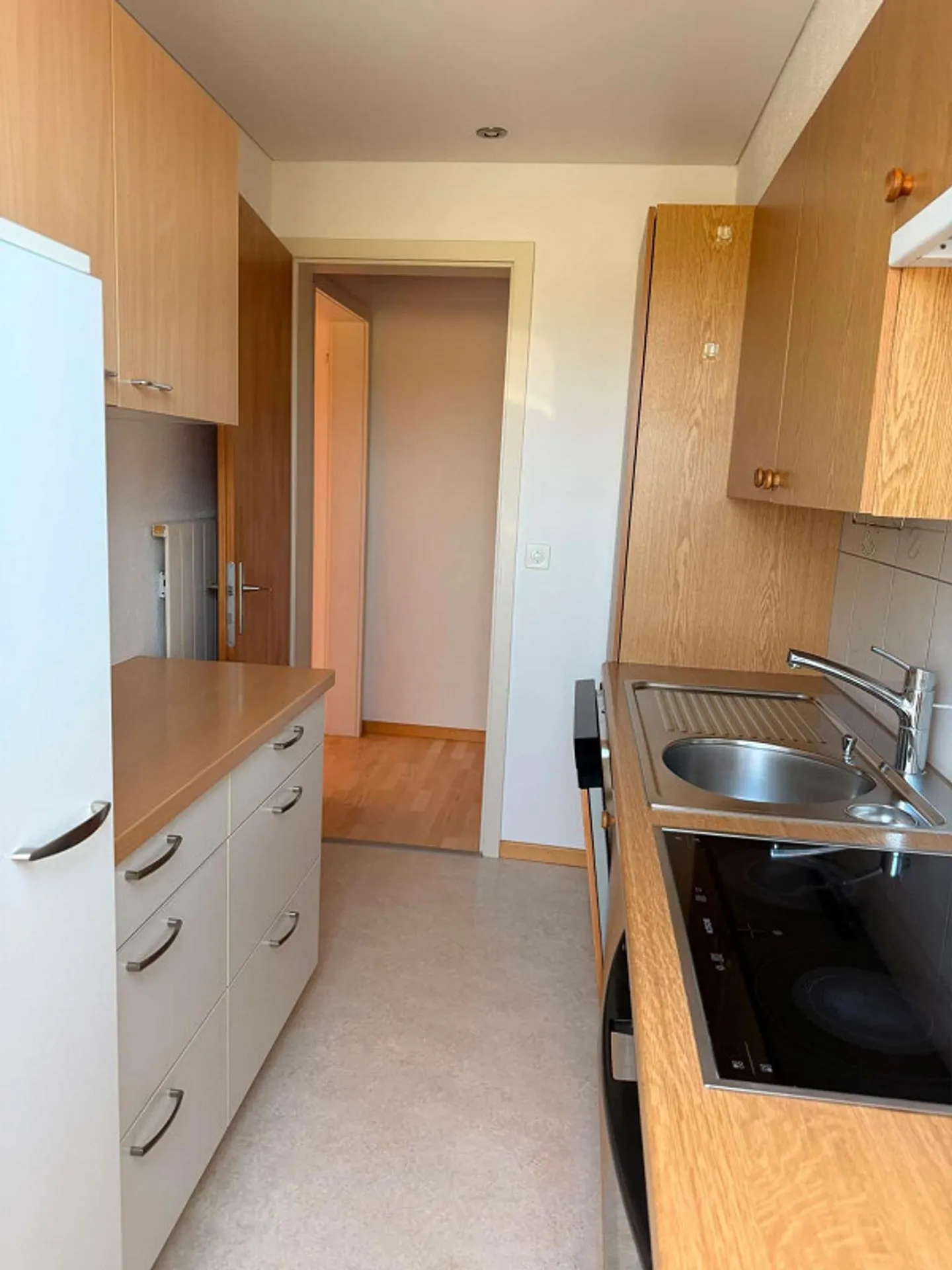 Freshly renovated 3-room penthouse in a quiet location - Photo 2 of 12