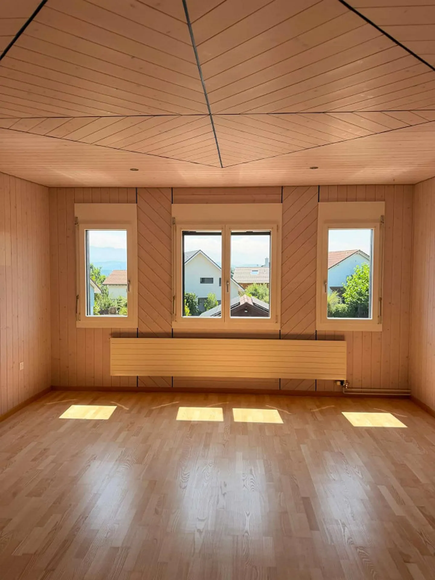 Freshly renovated 3-room penthouse in a quiet location - Photo 4 of 12
