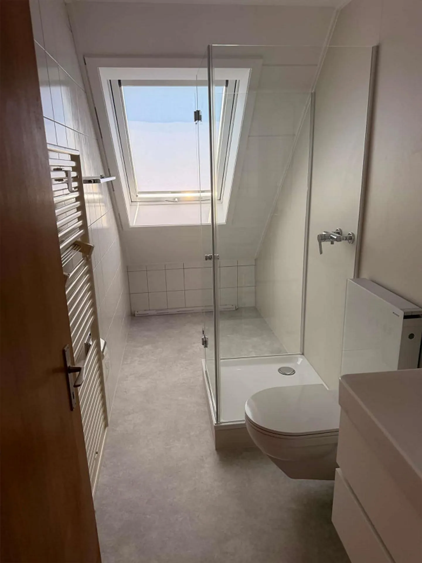 Freshly renovated 3-room penthouse in a quiet location - Photo 7 of 12