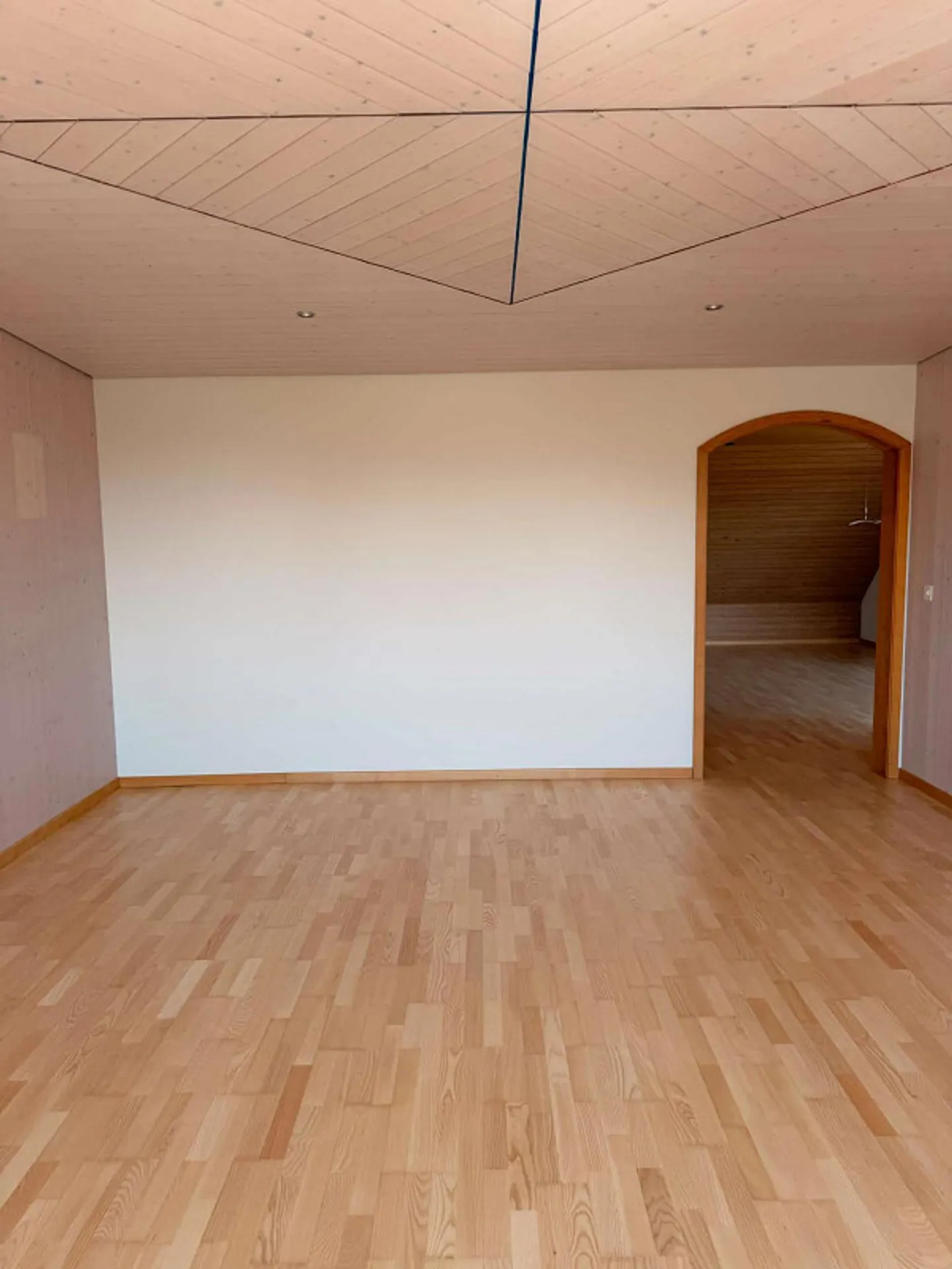 Freshly renovated 3-room penthouse in a quiet location - Photo 6 of 12