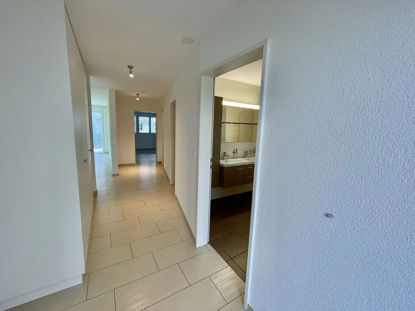 Modern 4.5 Room Apartment with Terrace & Elevator in Luterbach - Photo 8 of 14