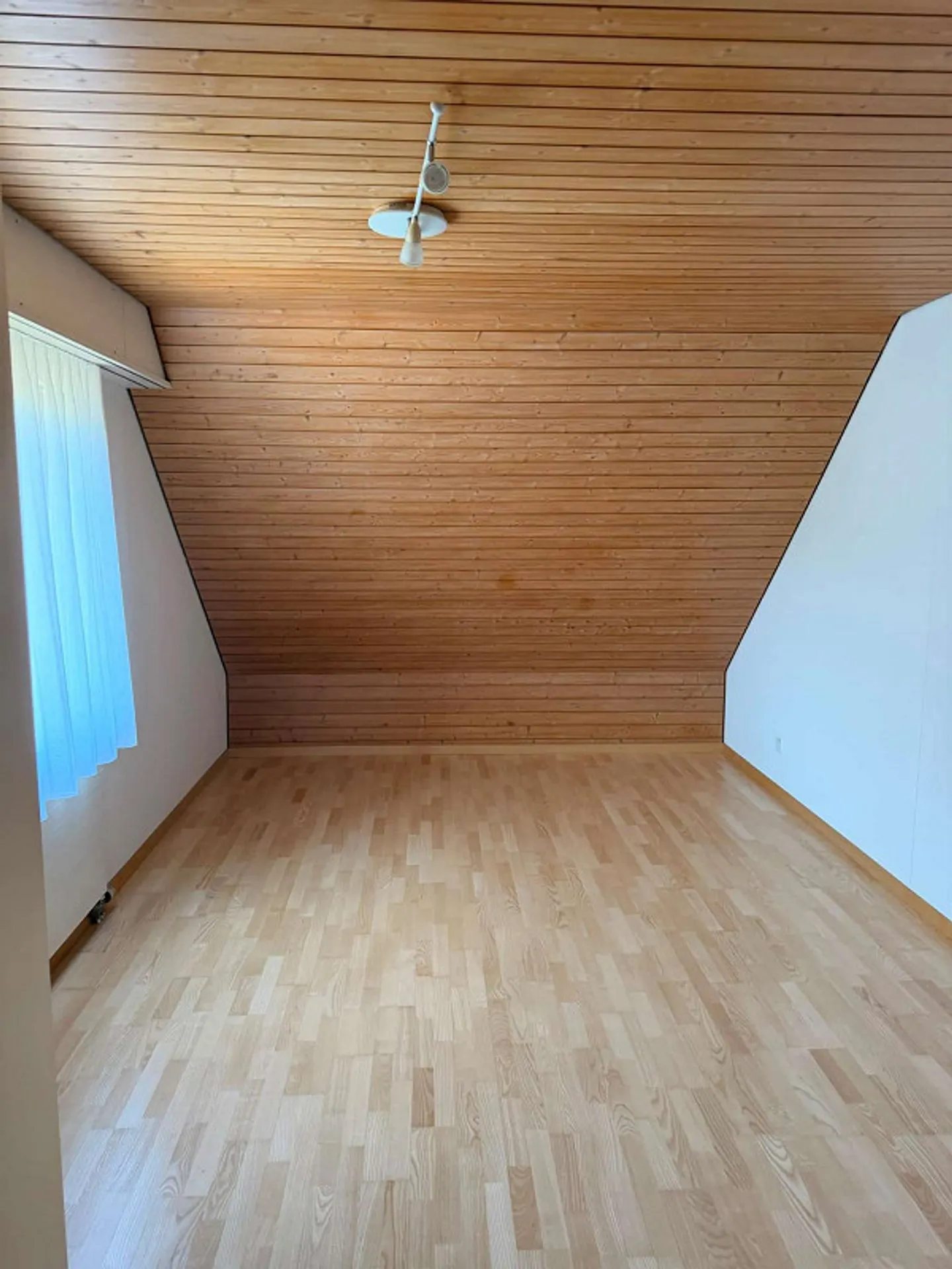 Freshly renovated 3-room penthouse in a quiet location - Photo 9 of 12