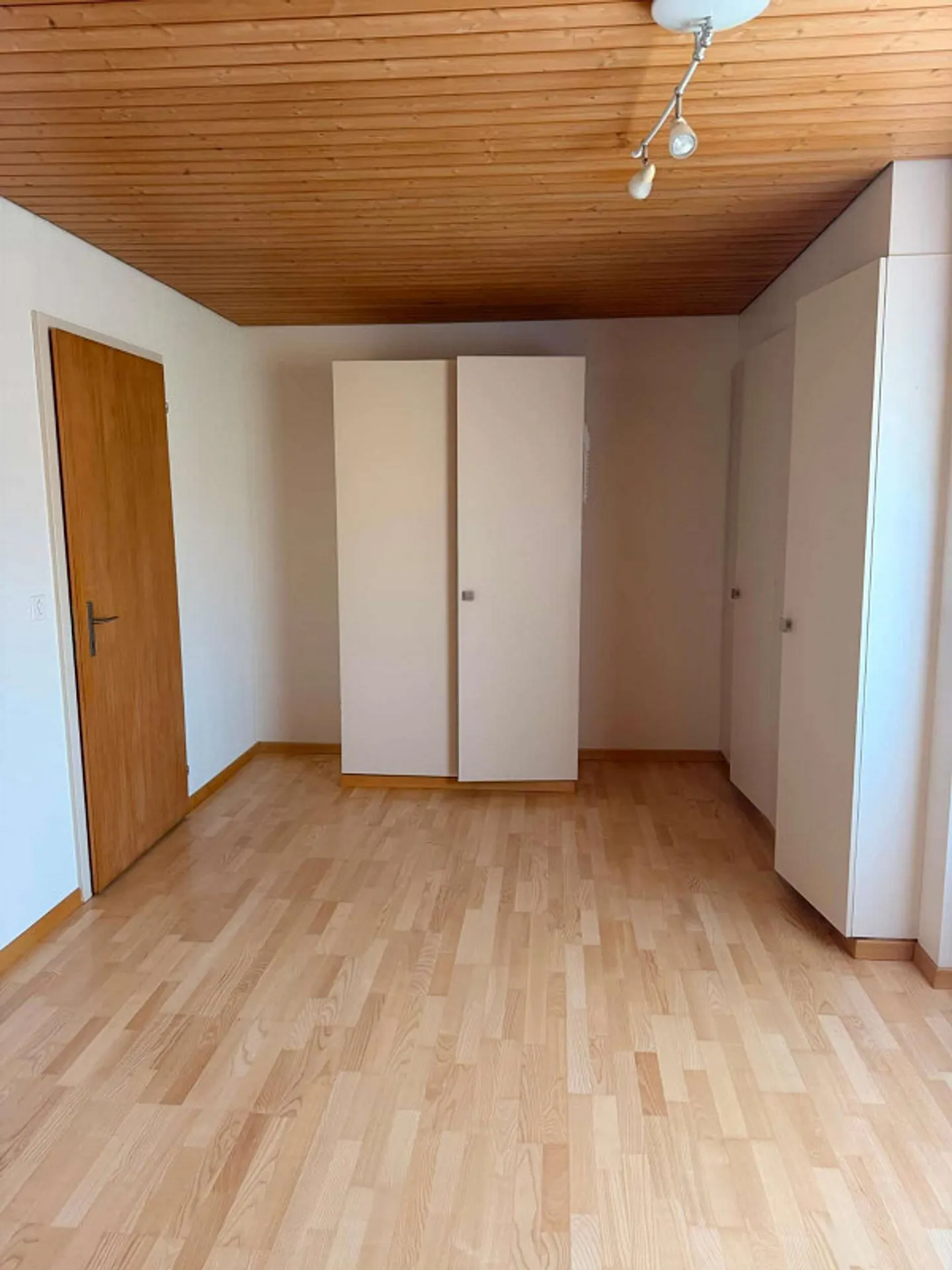 Freshly renovated 3-room penthouse in a quiet location - Photo 10 of 12