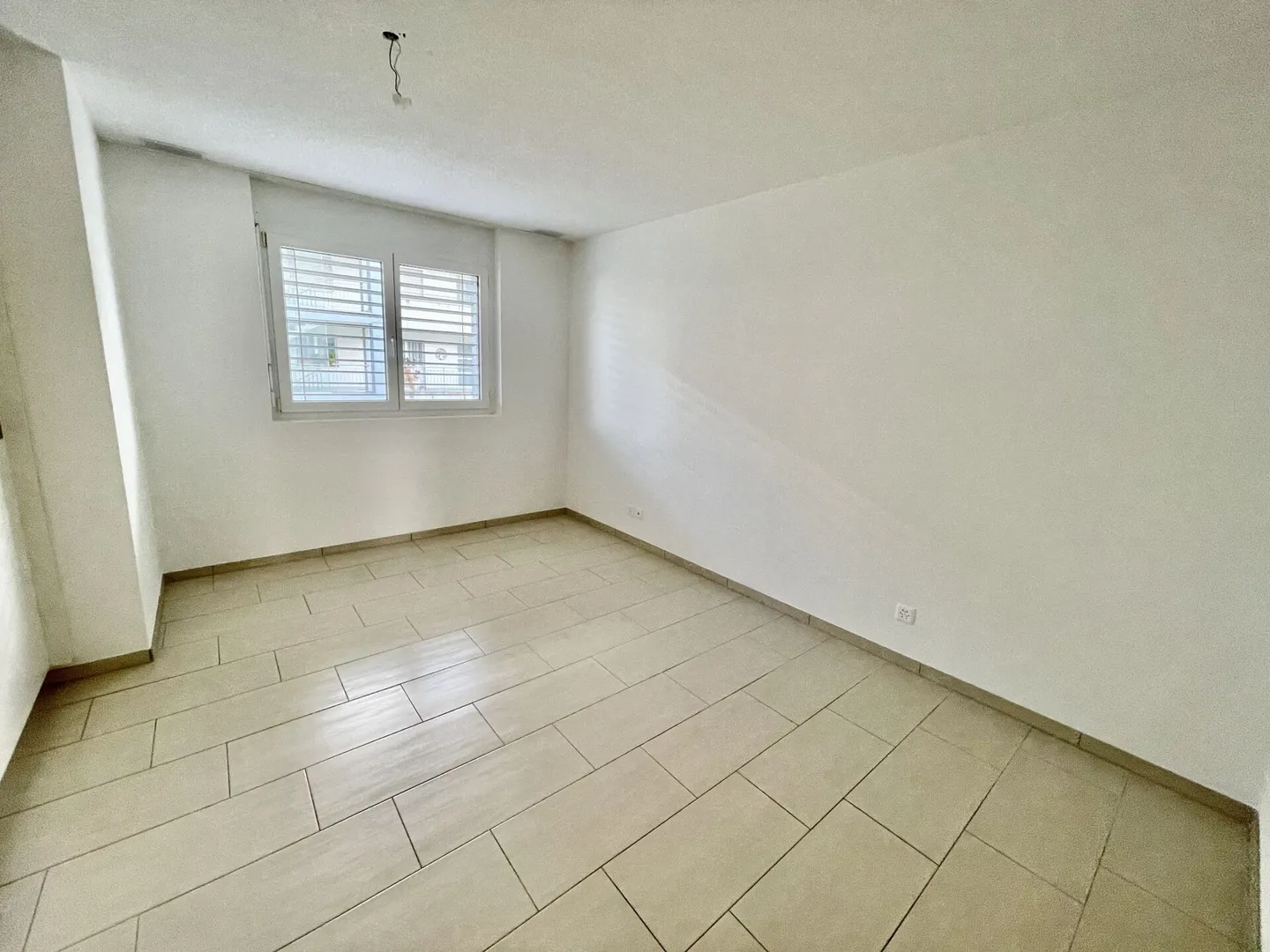 Modern 4.5 Room Apartment with Terrace & Elevator in Luterbach - Photo 11 of 14