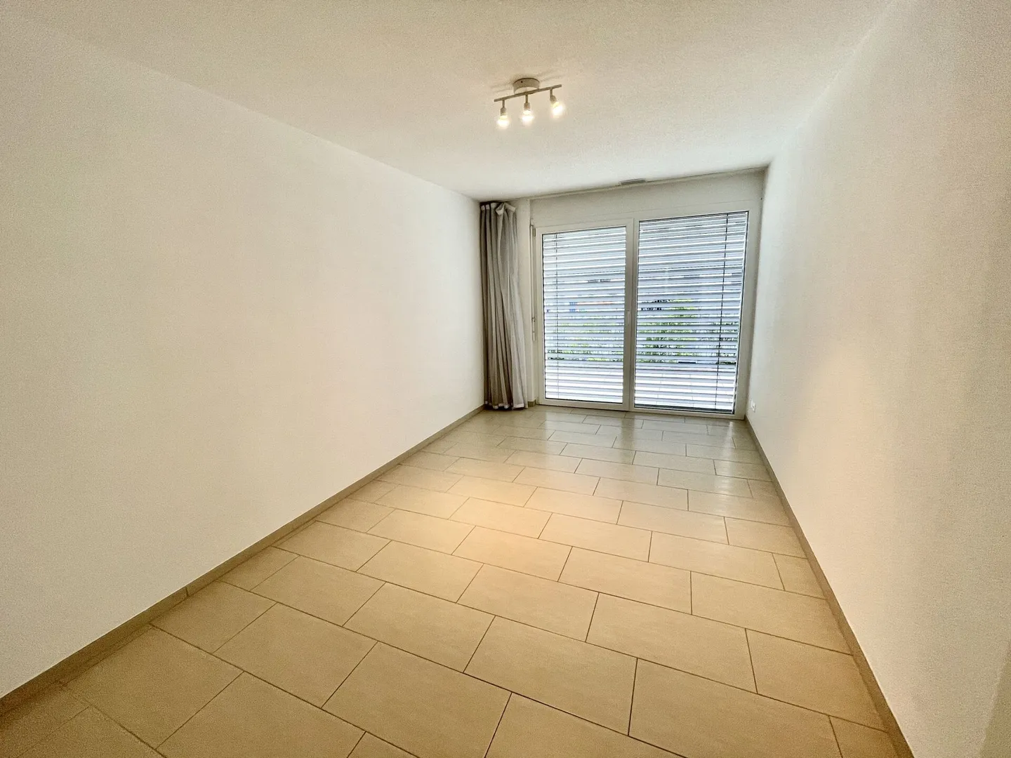 Modern 4.5 Room Apartment with Terrace & Elevator in Luterbach - Photo 12 of 14