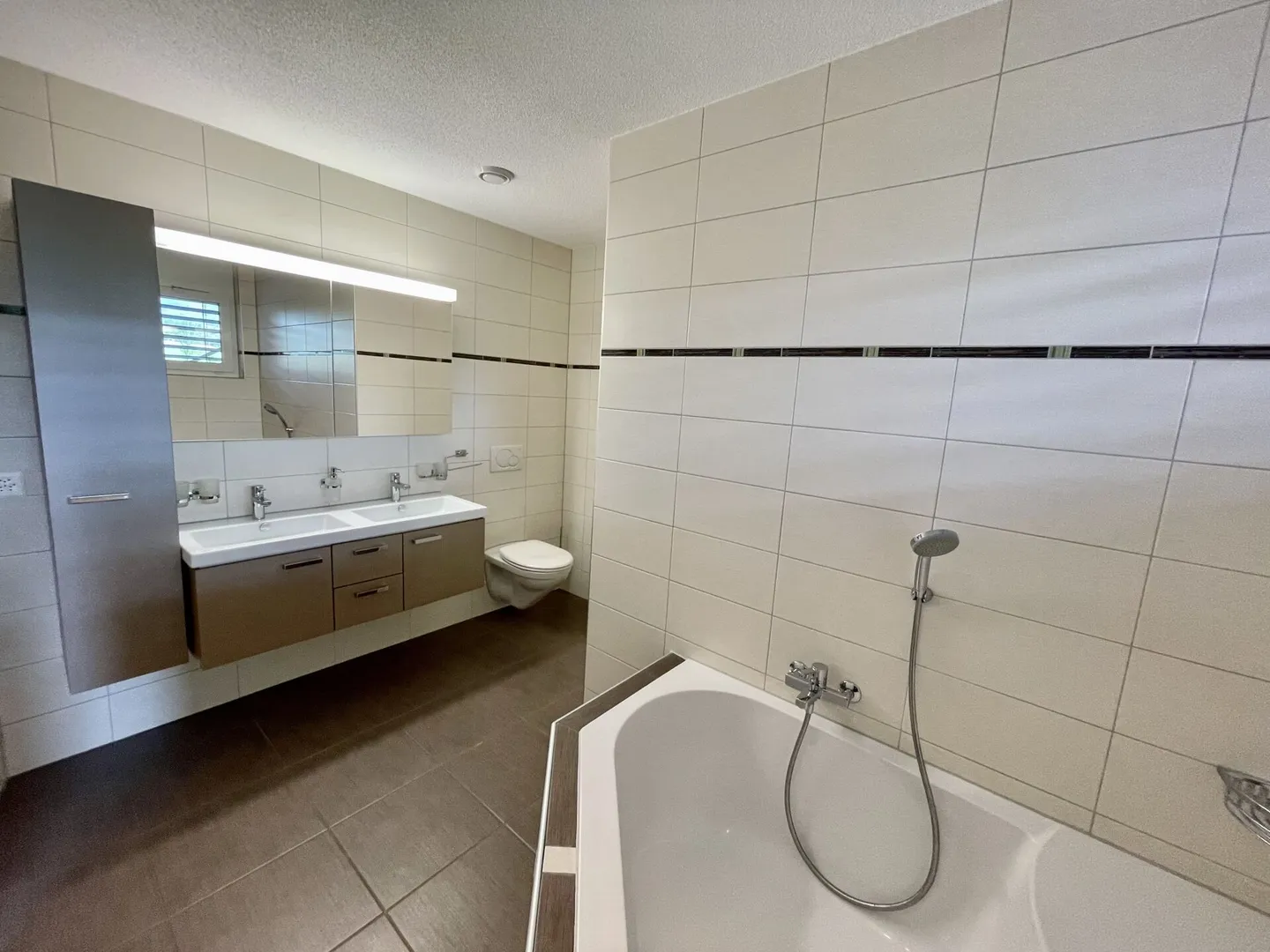 Modern 4.5 Room Apartment with Terrace & Elevator in Luterbach - Photo 13 of 14