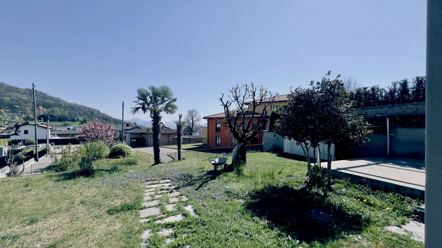 Historic Guesthouse of 13.5 Rooms with Restaurant in Novaggio - Photo 2 of 9