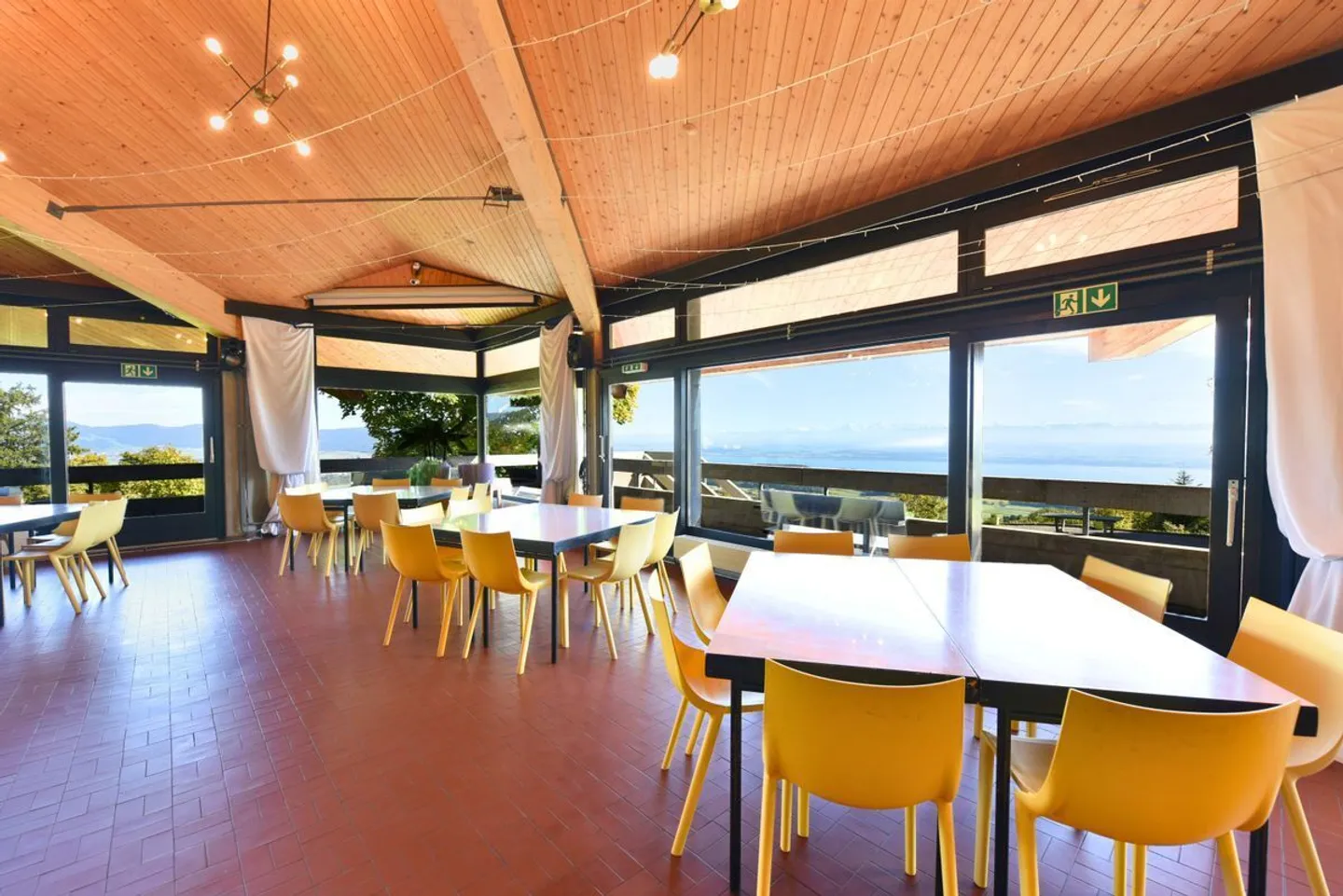 Havre de tranquillité verdoyant avec vue panoramique sur le lac de Neuchâtel - Photo 2 sur 9