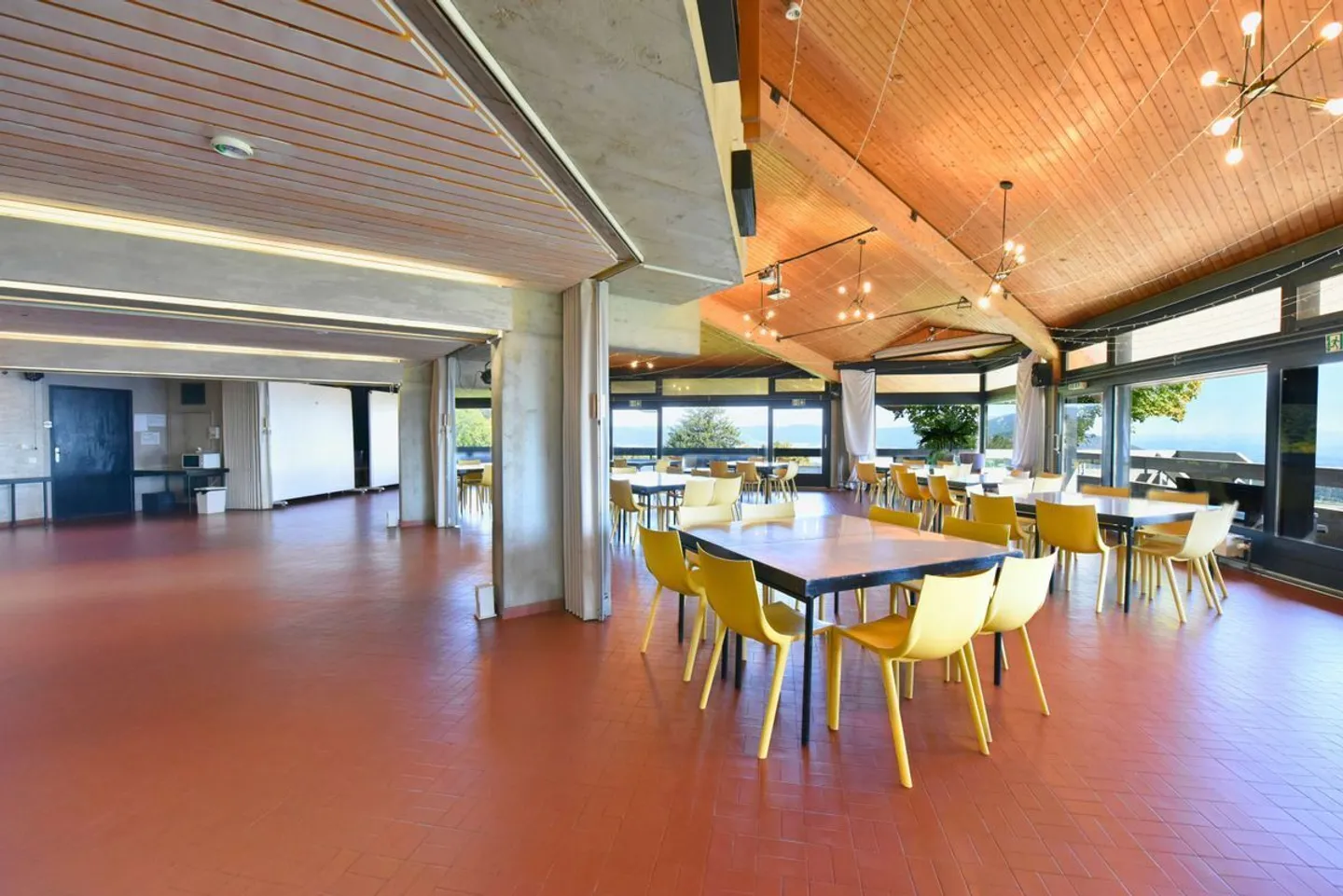 Havre de tranquillité verdoyant avec vue panoramique sur le lac de Neuchâtel - Photo 3 sur 9