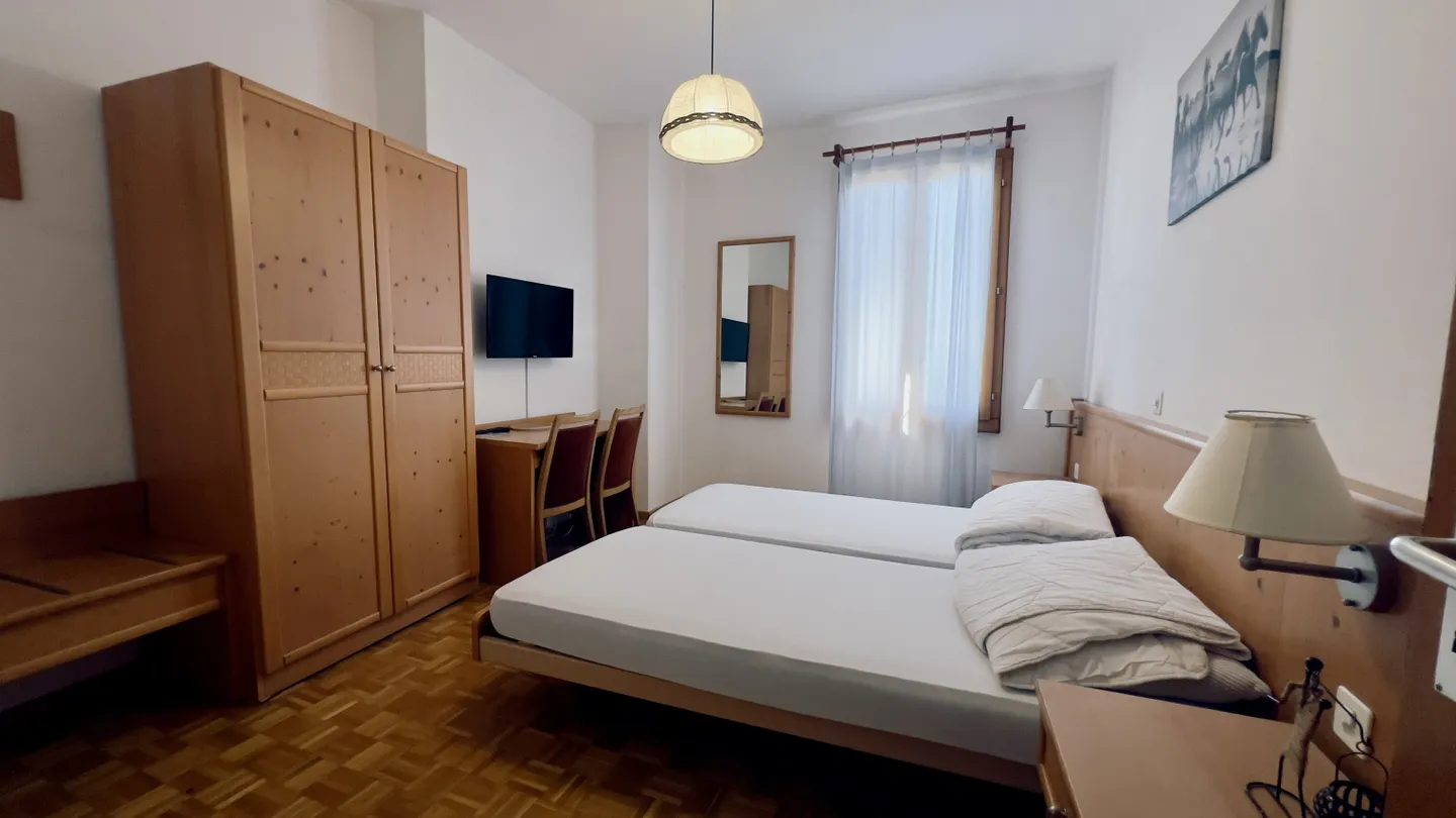 Historic Guesthouse of 13.5 Rooms with Restaurant in Novaggio - Photo 3 of 9