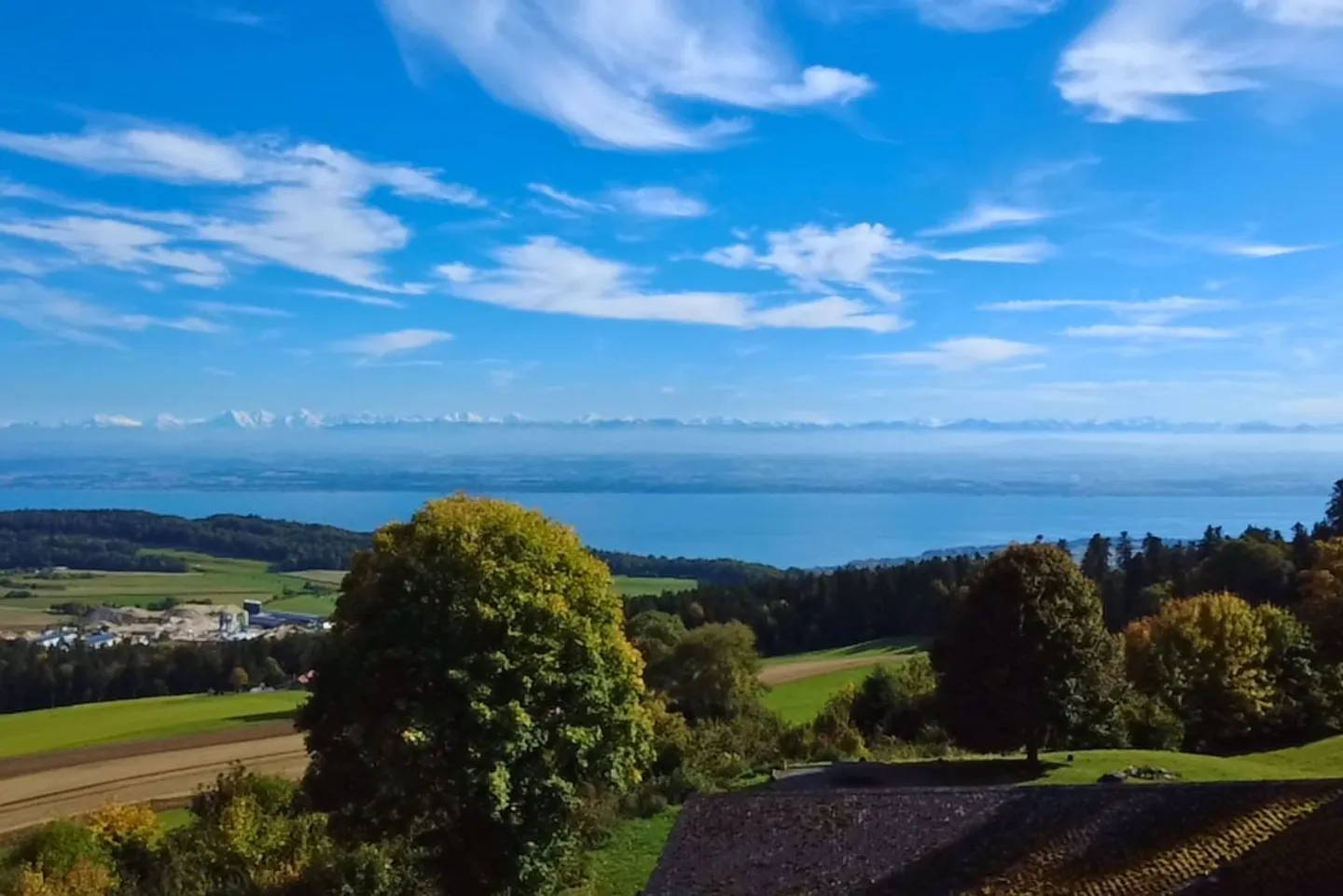 Havre de tranquillité verdoyant avec vue panoramique sur le lac de Neuchâtel - Photo 9 sur 9