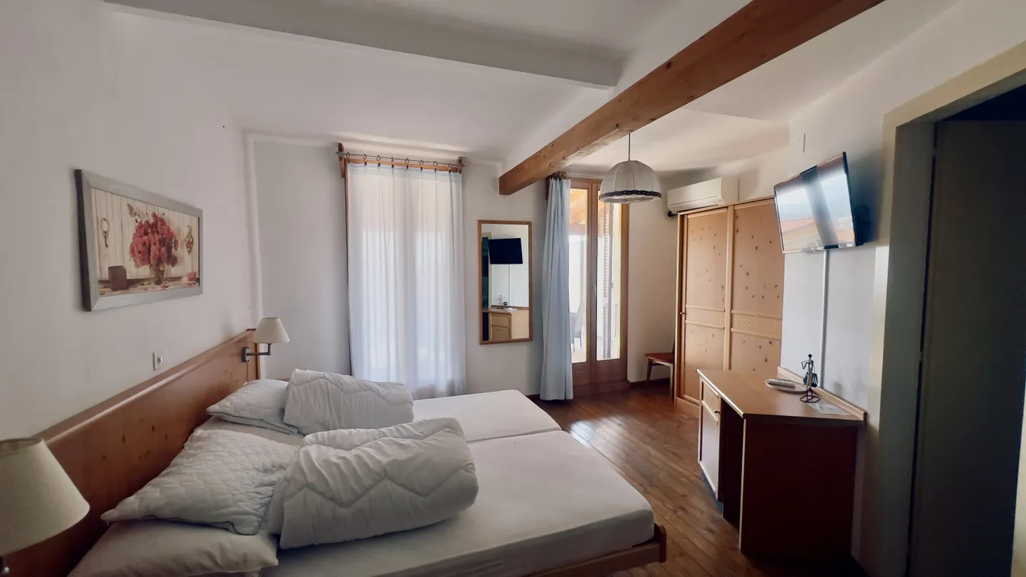 Historic Guesthouse of 13.5 Rooms with Restaurant in Novaggio - Photo 5 of 9