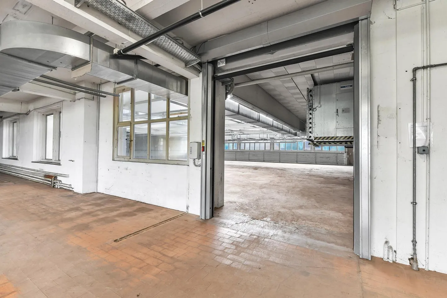Hall de production et commercial spacieux à louer - Photo 1 sur 12