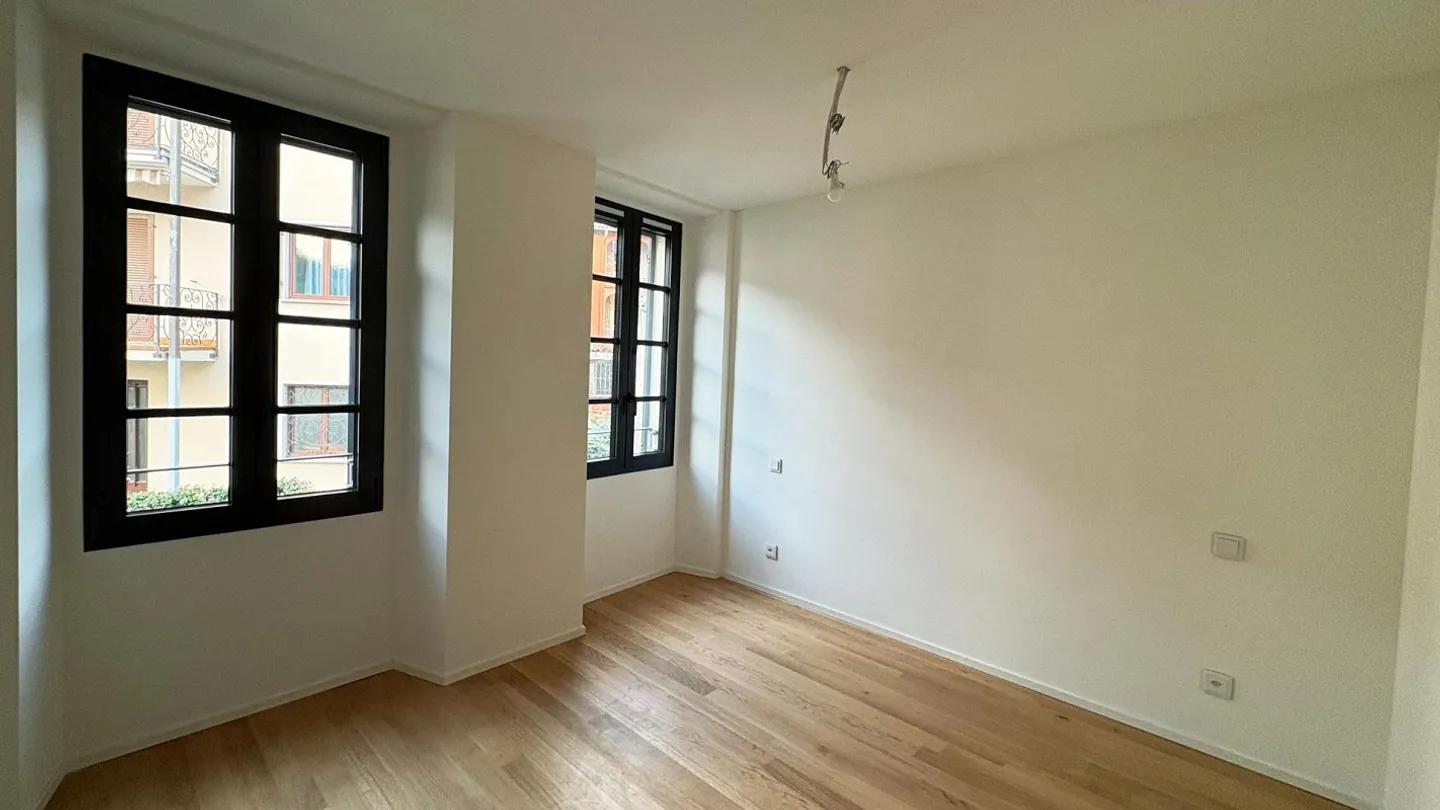 Bellissimo appartamento di 3,5 locali ristrutturato con giardino privato - Foto 4 di 11
