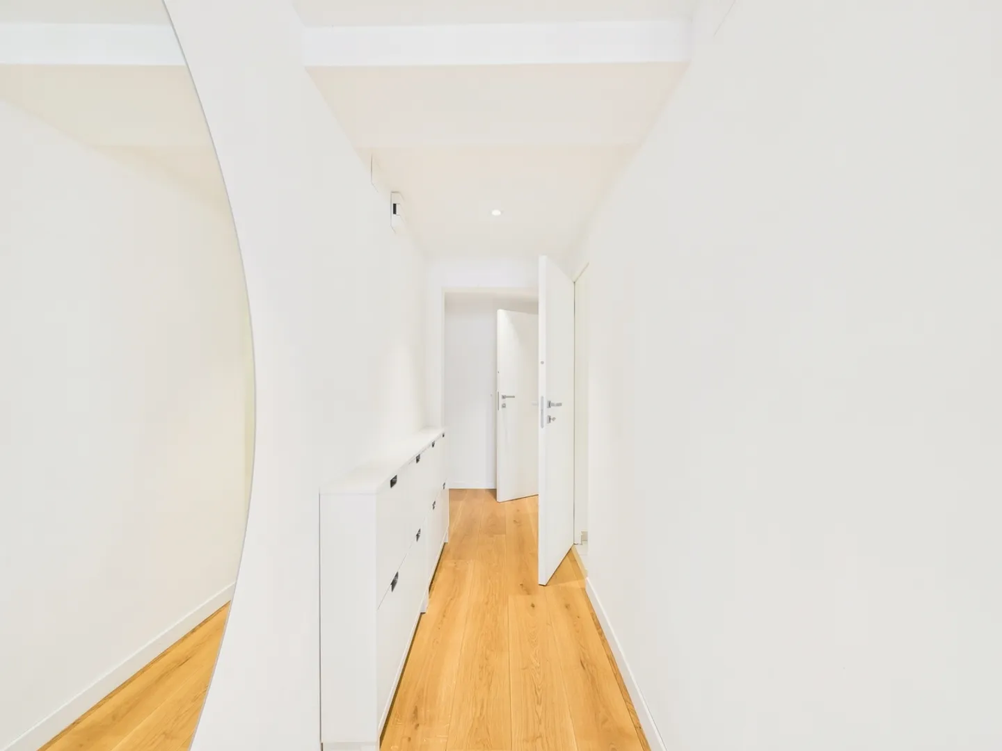 Bright and renovated duplex with lake view in the Nyon region - Photo 6 of 11