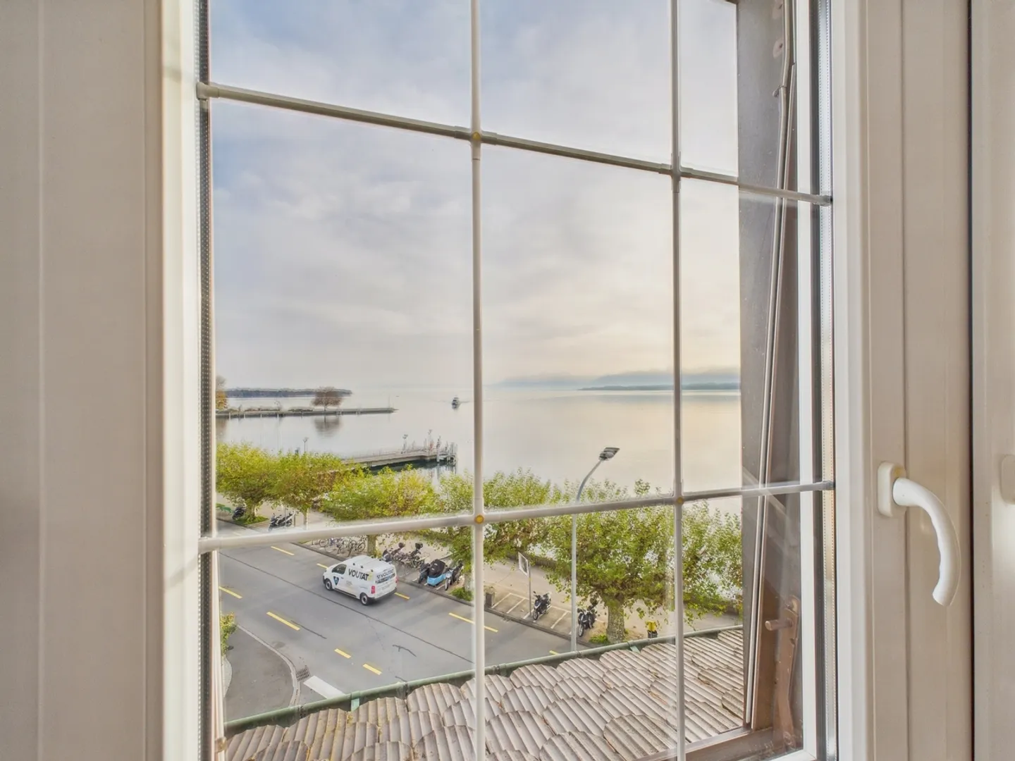 Bright and renovated duplex with lake view in the Nyon region - Photo 10 of 11