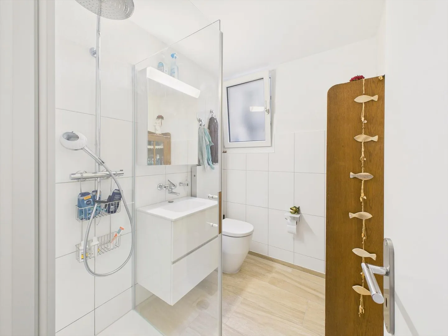 Dreamlike 3.5-Room Terrace Apartment with Lake Zurich View in Wädenswil - Photo 8 of 12