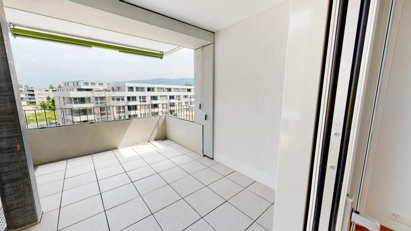 Bright Apartment by the Lake - Photo 3 of 7