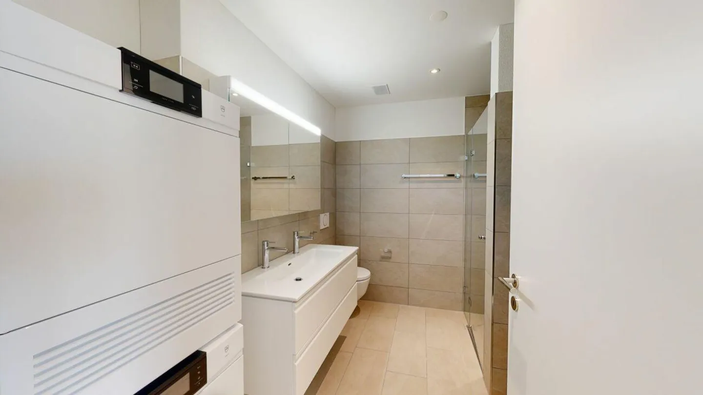 Bright Apartment by the Lake - Photo 4 of 7