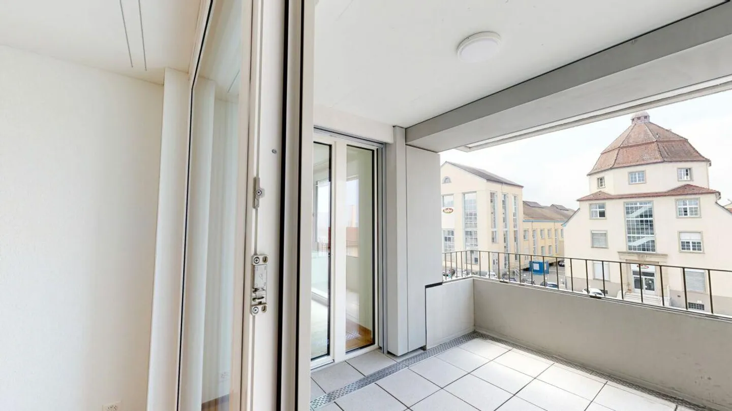 Bright Apartment by the Lake - Photo 5 of 7