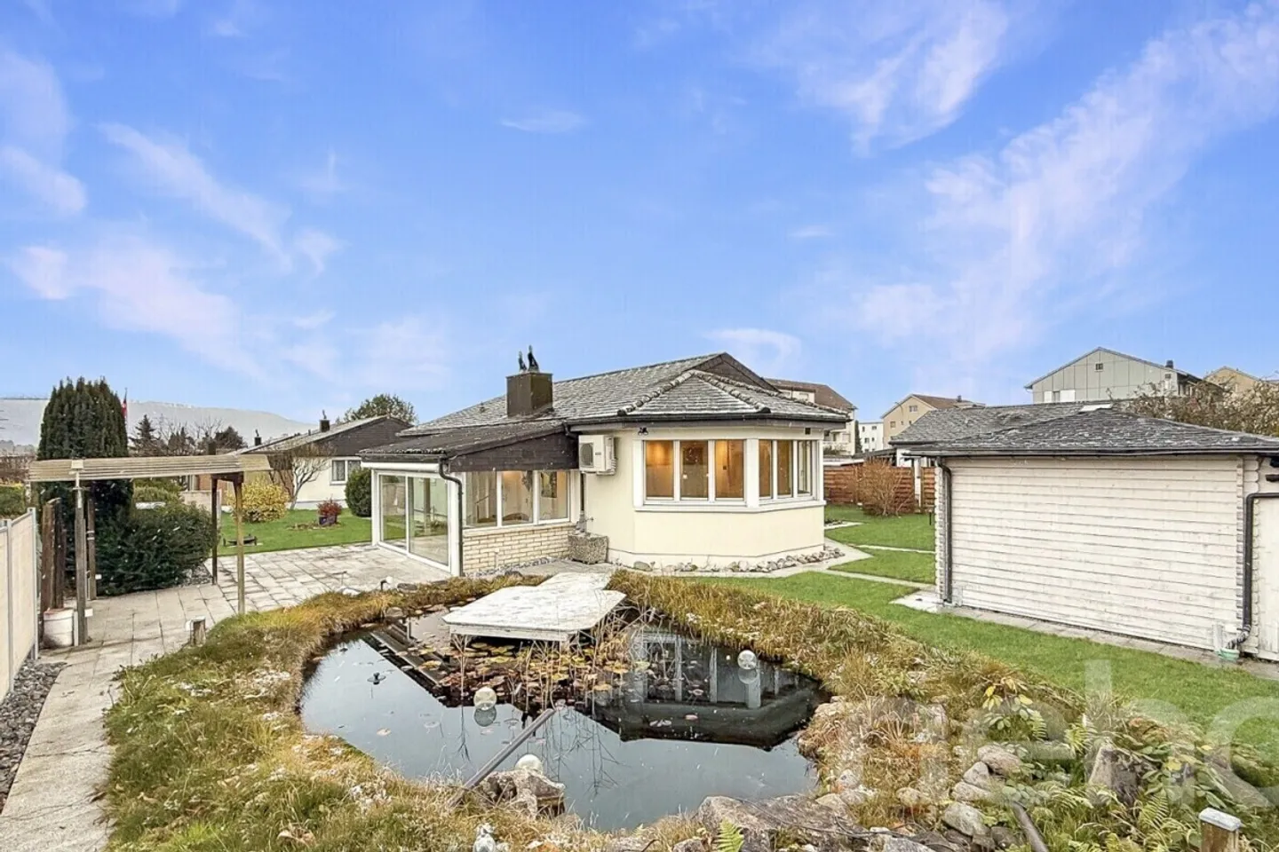 Charmantes 4.5 Zimmer Einfamilienhaus mit grossem Garten inkl. Teich - Foto 1 von 12