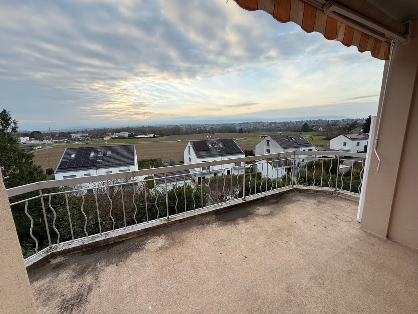 Opportunité de rénovation! Appartement de 95 m2 avec jardin proche de l'EPFL dan - Photo 9 sur 10