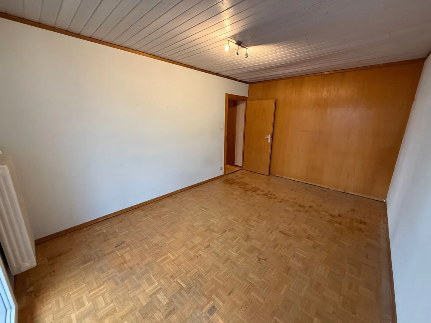 Opportunité de rénovation! Appartement de 95 m2 avec jardin proche de l'EPFL dan - Photo 6 sur 10