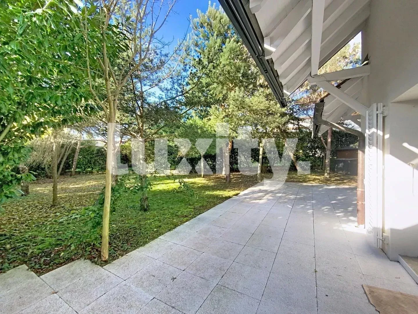 Villa elegante con grande giardino e studio privato, un rifugio di pace. - Foto 3 di 8