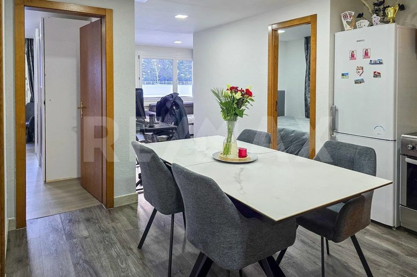 Sunny 3.5-room apartment with balcony, mountain view and underground parking space - Photo 5 of 13