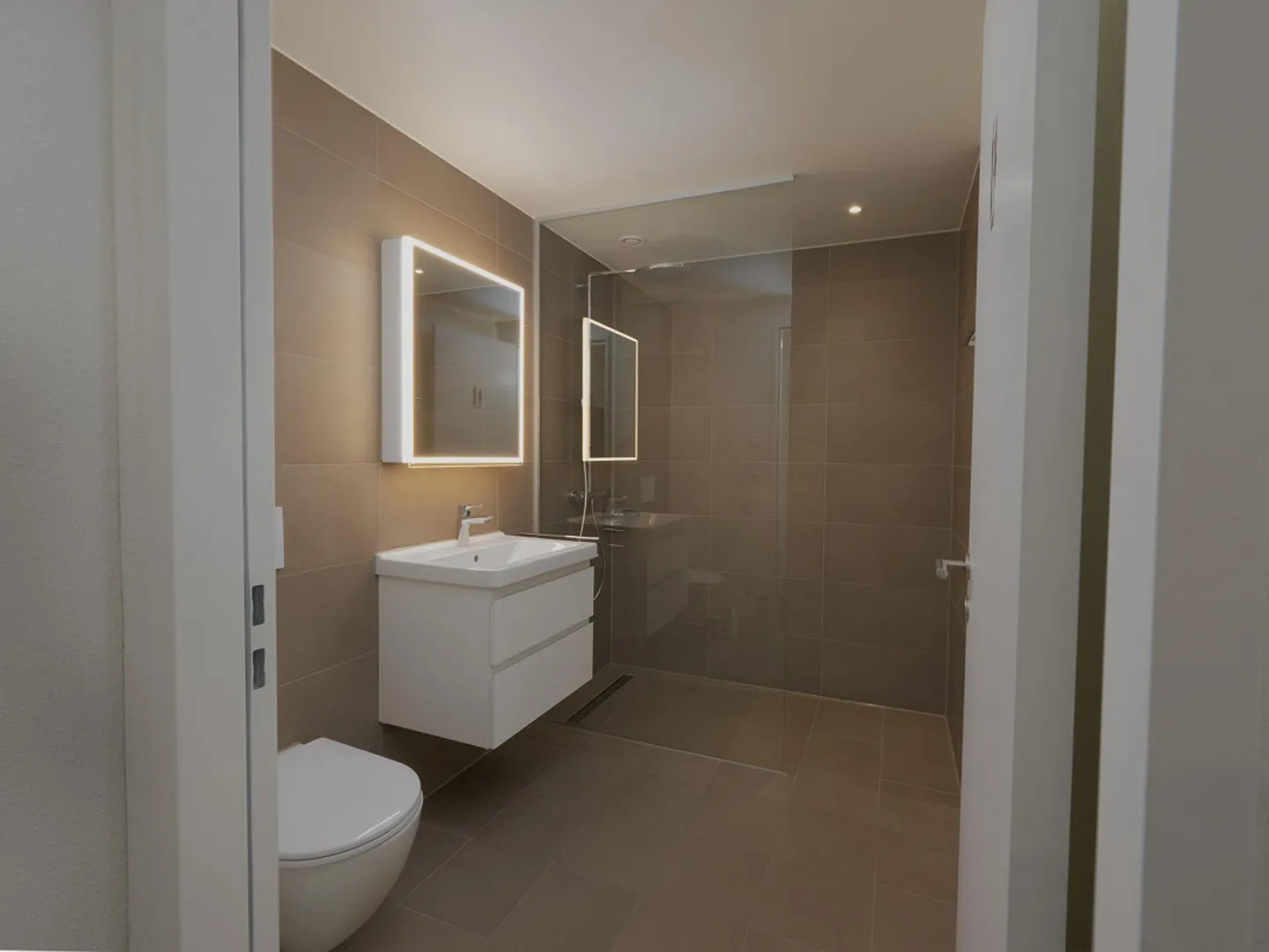 Large 4.5 Room Apartment in the Newly Created RhyGarten in Neuhausen - Photo 1 of 15