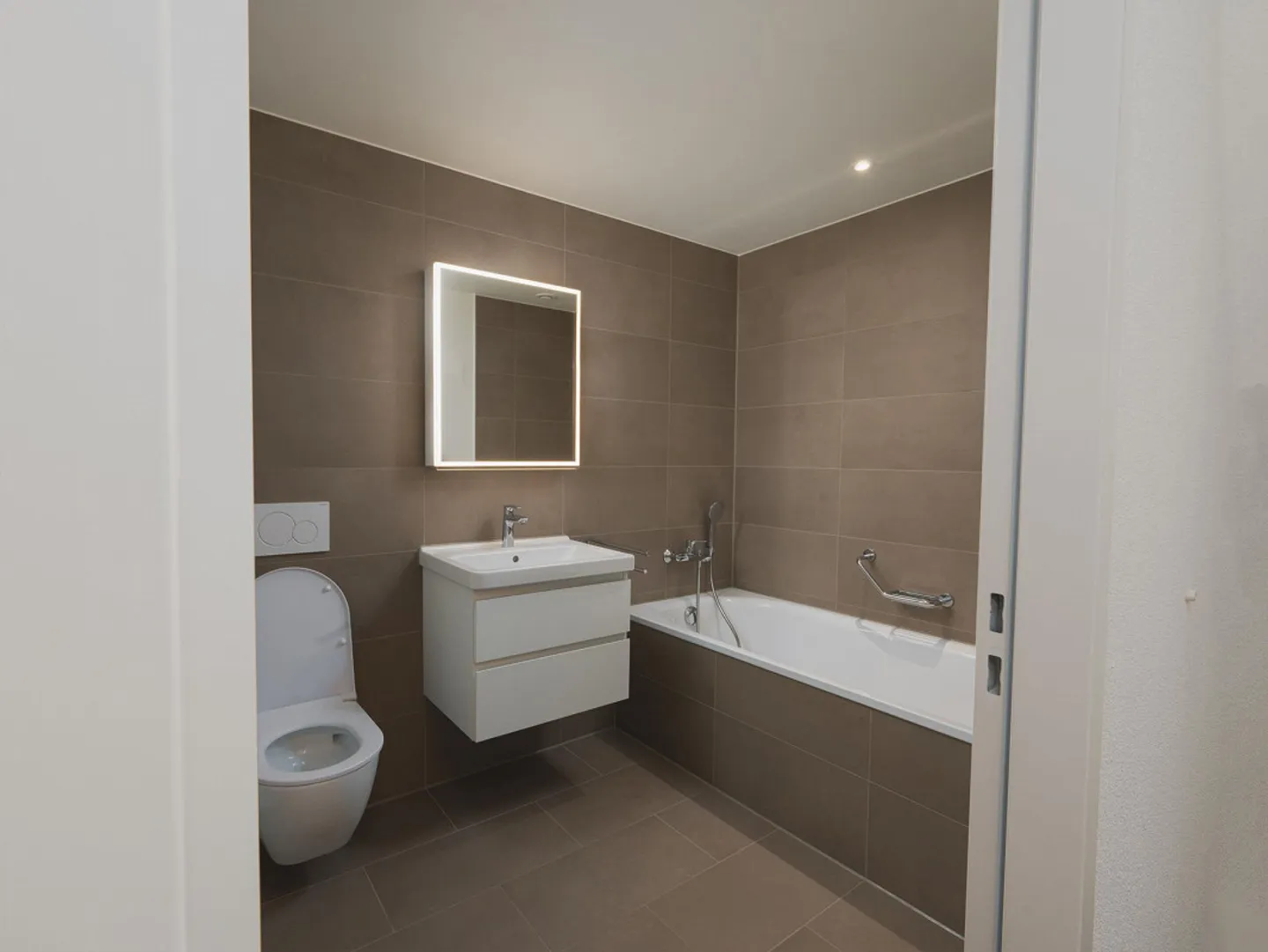 Large 4.5 Room Apartment in the Newly Created RhyGarten in Neuhausen - Photo 2 of 15