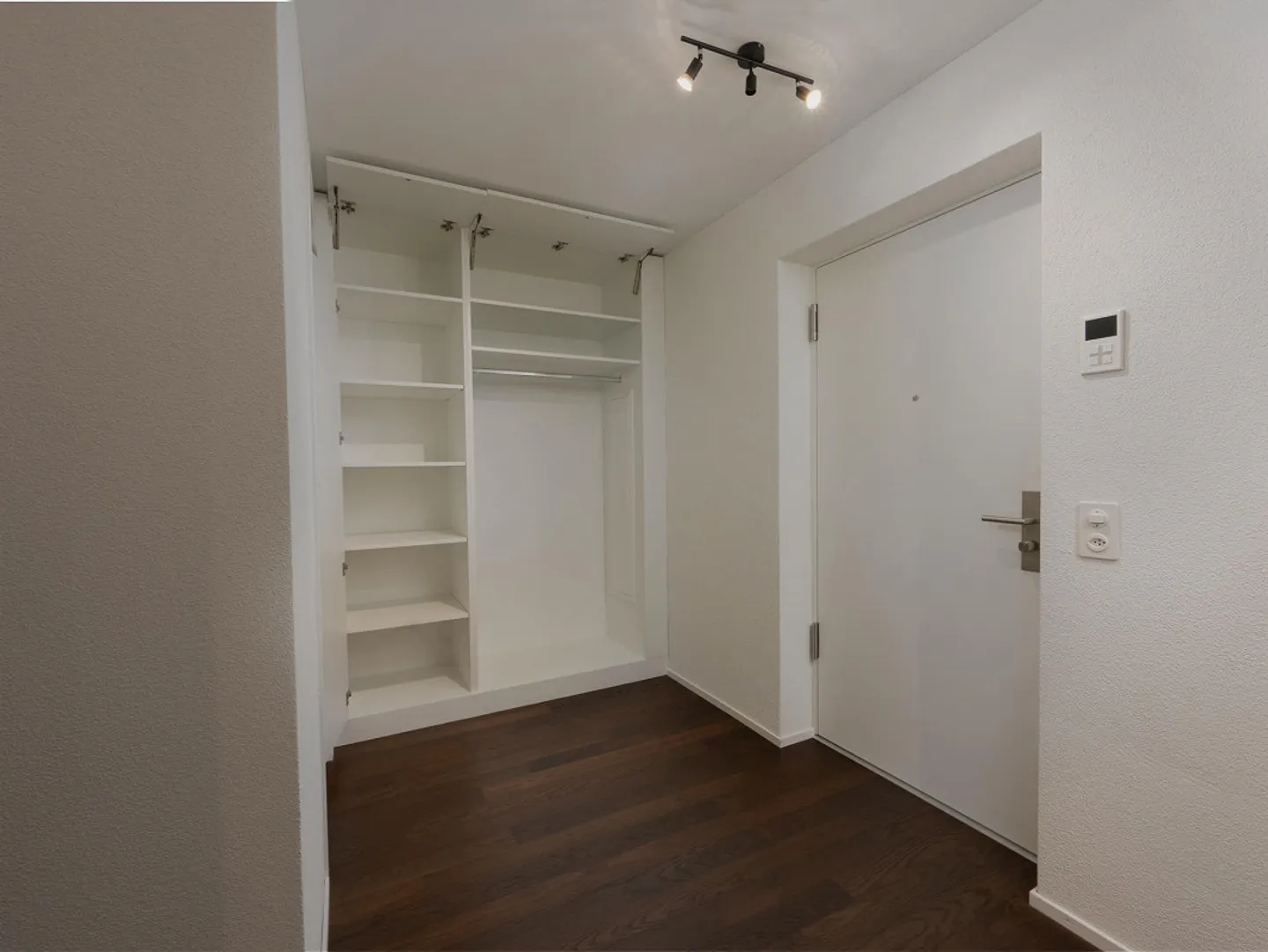 Large 4.5 Room Apartment in the Newly Created RhyGarten in Neuhausen - Photo 3 of 15