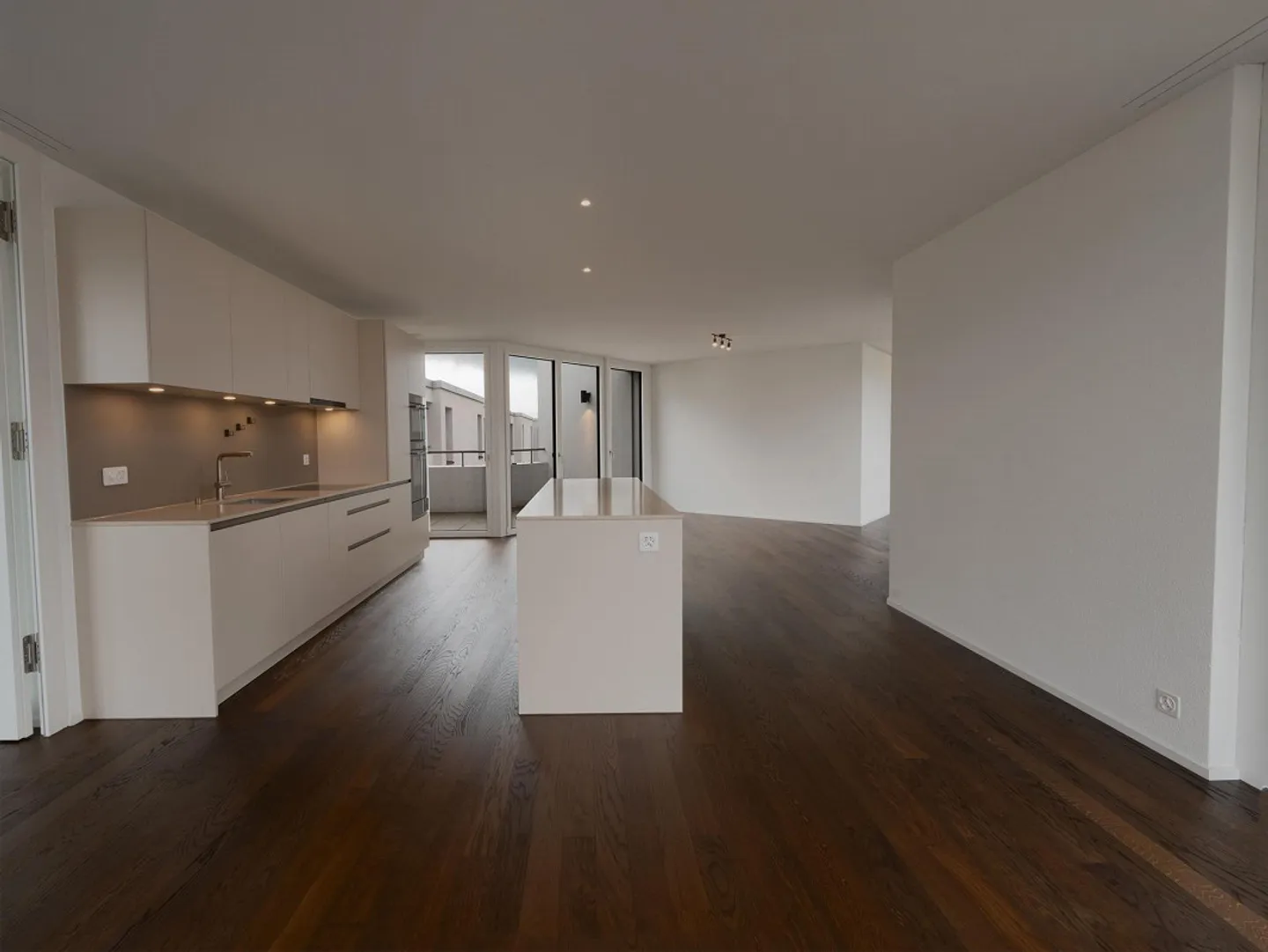 Large 4.5 Room Apartment in the Newly Created RhyGarten in Neuhausen - Photo 6 of 15