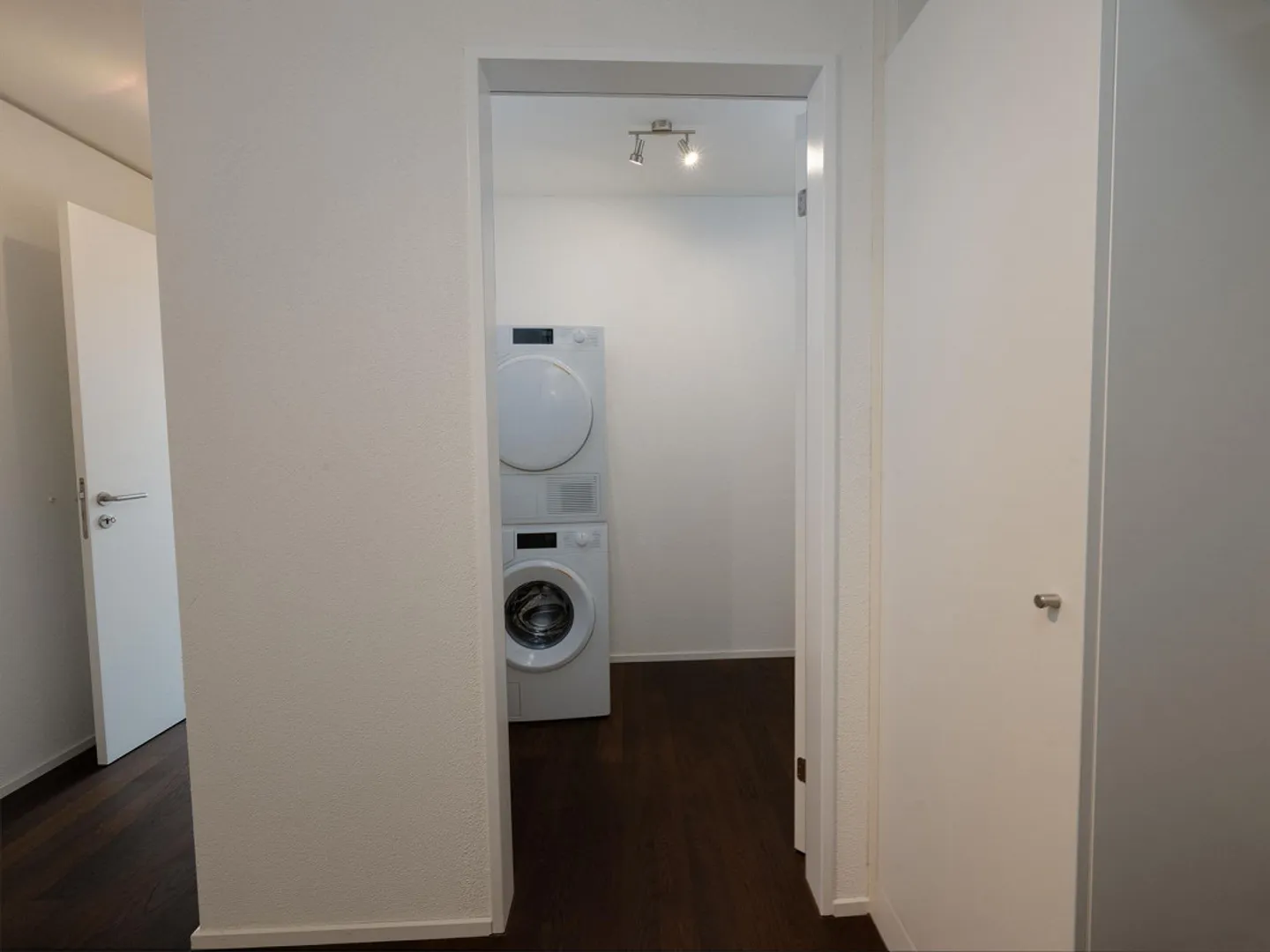 Large 4.5 Room Apartment in the Newly Created RhyGarten in Neuhausen - Photo 11 of 15