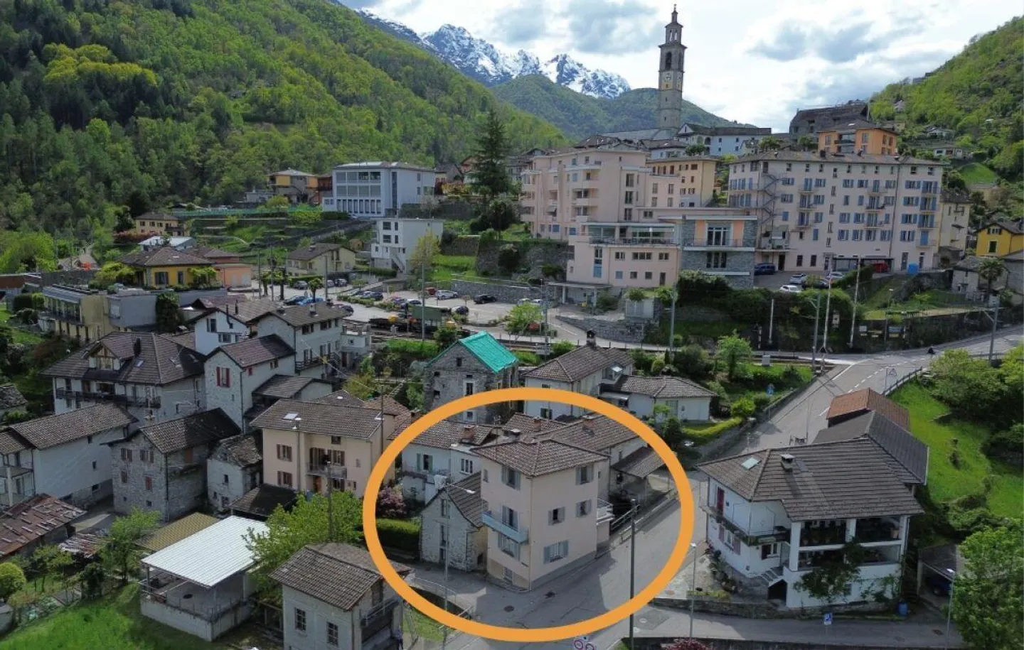 4.5-Room House + Rustico to Renovate, with Garden and Parking - Photo 1 of 7